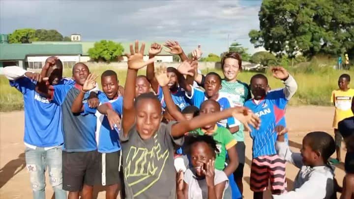中町公祐のインスタグラム：「・ 横浜F・マリノス×マリノスサポーター×NPO Pass on。 想いを形に。 子供達の笑顔は勿論のこと、アフリカの子供達がかつてのチームメイトやOBの名前を背負って一緒にサッカーするのは違った楽しみがw ・ #横浜fマリノス #マリノスサポーター #passon #SDGS #国際支援 #football #日本化成 #サカタのたね #富永電機 #its #ワールドホールディングス #ふくや #ビズアップ #masterbeau #呉工業　 #japanbakery #lovewecare」