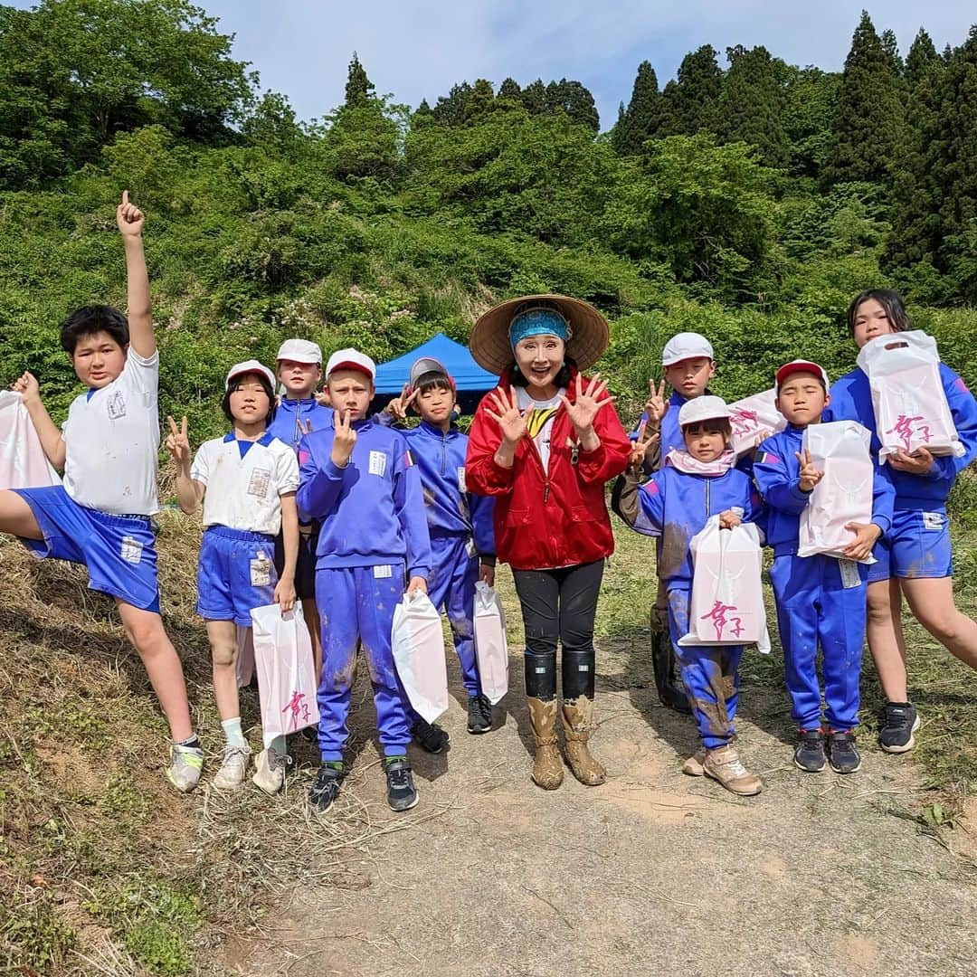 小林幸子さんのインスタグラム写真 - (小林幸子Instagram)「昨日は毎年恒例の山古志地区「小林幸子田」での田植えでした‼️  とってもいいお天気で、最高の田植え日和でした☀  今年も山古志小学校の全校生徒が参加してくれましたが、なんと今年は10人になってしまいました😥 1年生2年生がいないそうです。 ちょっとさみしいです。。。  でもみんな元気に天神囃子を歌ってくれて、田植えスタート‼️  天神囃子が去年よりとっても上手になっていて、びっくりしました🎵  子供たちの成長も楽しみのひとつです❤  #sachikokobayashi  #小林幸子  #小林幸子田  #田植え  #山古志小学校全生徒  #子供の成長も楽しみ  #天神囃子」5月26日 15時13分 - kobayashi_sachiko_5884