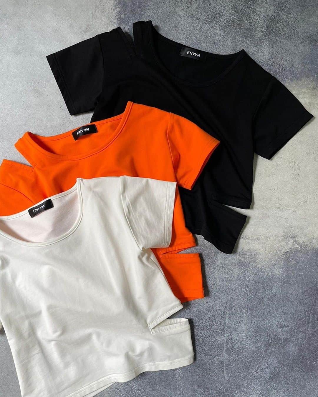 ENVYMのインスタグラム：「【𝙘𝙤𝙢𝙞𝙣𝙜𝙨𝙤𝙤𝙣】 ⁡ ⁡ ◾︎カッティングTee color / ORANGE,BLACK,WHITE ⁡ ENVYMらしさばっちりなカッティングTシャツ。右肩と左脇のさりげないカッティングデザインが程よい抜け感を出してくれます。Tシャツですがつるっとした涼しげな生地が高見えし、綺麗めカジュアルな印象に仕上がります。 ⁡ --------------------------------- ⁡ ⁡ #envym #2023ss #summer」