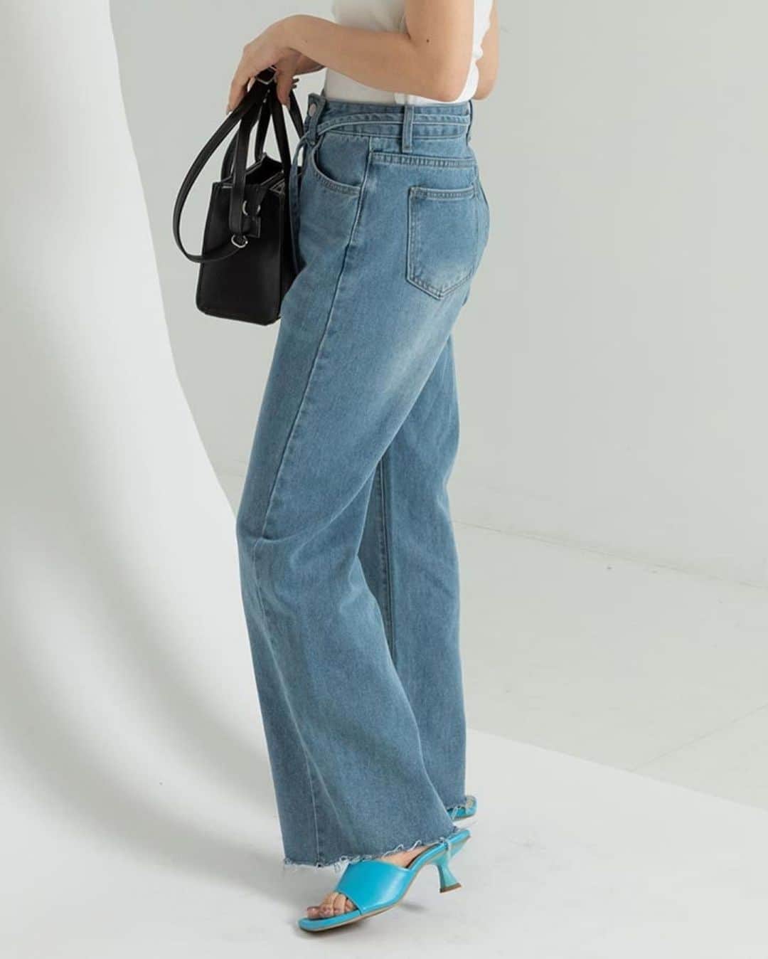 ANAP ONLINE SHOPさんのインスタグラム写真 - (ANAP ONLINE SHOPInstagram)「【いま大人気のアイテムをご紹介します】  ANAP公式オンラインショップ(@anap_onlineshop )で 今売れているアイテムはコレ🧡  ※ブルーSサイズ残りわずかです※  写真をタップして商品ページをCheck✔︎  🔍商品情報🔍  ヒモ付きバギーデニムパンツ 152-5395  —————————————————  @anap_onlineshopは、 トレンドアイテムを取り扱うプチプラファッション通販です♡ ANAPの他にも様々なジャンルのブランドを取り扱っています✨  また、商品をオトクに買えるキャンペーンをほぼ毎日開催！ ストーリーズにてオトクな情報を発信中📢 お見逃しのないよう、是非フォローをお願い致します！  ▼▼▼▼　開催中イベント　▼▼▼▼ 只今、@anap_onlineshopにて 🔥MAX80%OFF🔥 アウトレットセール開催中！  💝開催期間💝 5/26(金)10:00〜5/29(月)8:59  詳細はプロフィールURLorハイライトをチェック✔  —————————————————  #カジュアルコーデ #大人カジュアルコーデ #anap #デニムパンツ」5月26日 19時00分 - anap_onlineshop