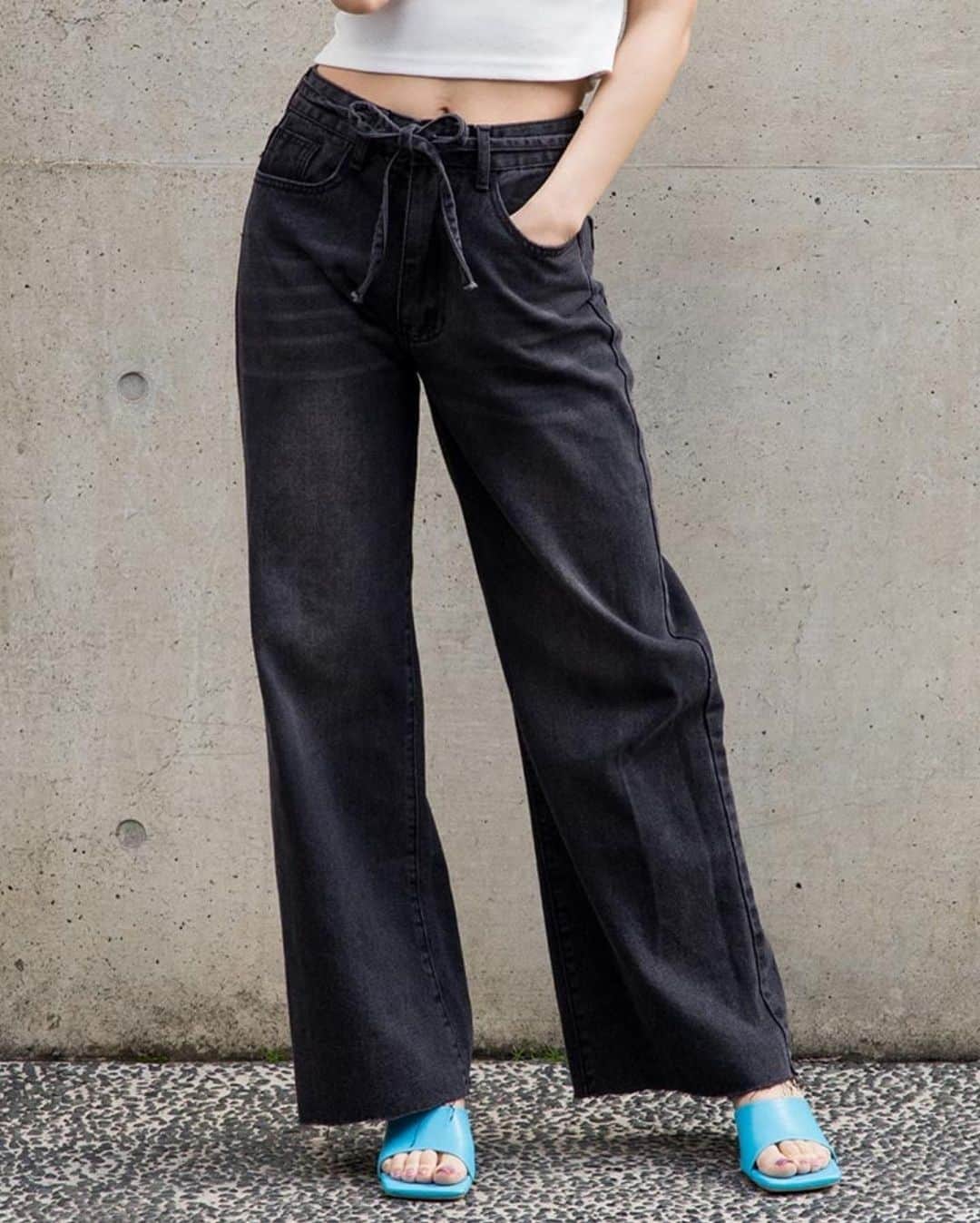 ANAP ONLINE SHOPさんのインスタグラム写真 - (ANAP ONLINE SHOPInstagram)「【いま大人気のアイテムをご紹介します】  ANAP公式オンラインショップ(@anap_onlineshop )で 今売れているアイテムはコレ🧡  ※ブルーSサイズ残りわずかです※  写真をタップして商品ページをCheck✔︎  🔍商品情報🔍  ヒモ付きバギーデニムパンツ 152-5395  —————————————————  @anap_onlineshopは、 トレンドアイテムを取り扱うプチプラファッション通販です♡ ANAPの他にも様々なジャンルのブランドを取り扱っています✨  また、商品をオトクに買えるキャンペーンをほぼ毎日開催！ ストーリーズにてオトクな情報を発信中📢 お見逃しのないよう、是非フォローをお願い致します！  ▼▼▼▼　開催中イベント　▼▼▼▼ 只今、@anap_onlineshopにて 🔥MAX80%OFF🔥 アウトレットセール開催中！  💝開催期間💝 5/26(金)10:00〜5/29(月)8:59  詳細はプロフィールURLorハイライトをチェック✔  —————————————————  #カジュアルコーデ #大人カジュアルコーデ #anap #デニムパンツ」5月26日 19時00分 - anap_onlineshop