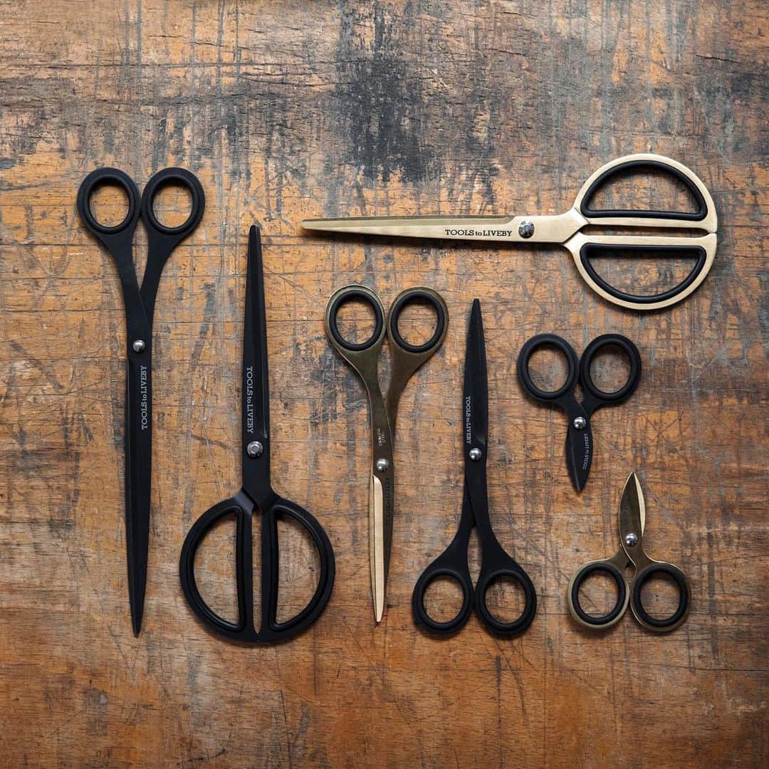 TOOLS to LIVEBY / 禮拜文房具のインスタグラム：「✂️ 全球44個國家都愛不釋手的剪刀！  由台灣60多年的老廠製作，選用堅硬耐磨的不鏽鋼材，輕盈好掌握，特別推出不同的尺寸，適合每一位獨特的你和妳。  #TTLB #Scissors #金色放哪都閃亮 #黑色不易有殘膠 #歡迎來門市試剪」