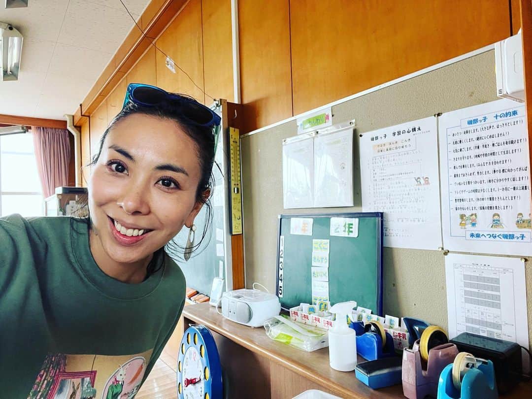 LOVEのインスタグラム：「可愛い教室、全校生徒19人👦  磯部小学校にふらっと寄ったら、先生方が出てきてくれて！ご挨拶。　#今日ここライブ から長らく文房具受け取っていただきありがとうございました😌✒️  しかし教室っていいなあ〜  吉田校長先生、長谷川教頭先生、ありがとうございました！」