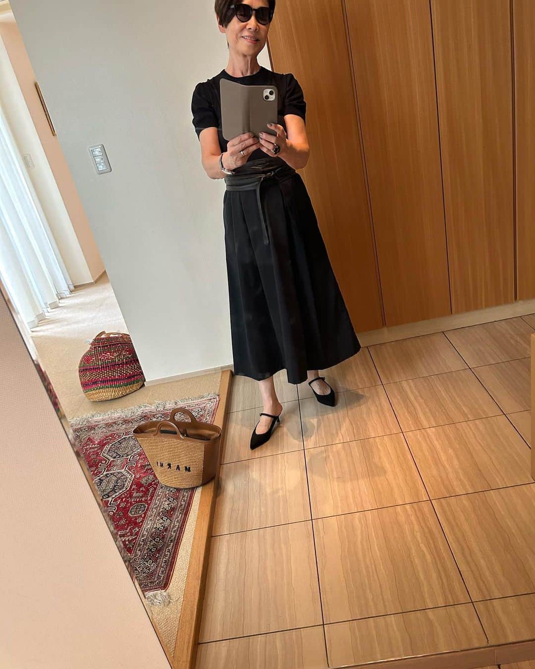 安藤優子さんのインスタグラム写真 - (安藤優子Instagram)「出かけます！  所用にて出かけます。  本日はブラックコーデ。  半袖ニットは#クルチアーニ 、ボリュームスカートは#uniqlo です。  アクセントにサッシュベルトを。  足元は抜け感を出したかったので、#ルタロン のメリージェーン。  バッグは#マルニ です。  後ろの写っているカゴは、これから来るクリーニング屋さんにお渡しするものです。（笑）  それにしても、リンの寝ぞう⁉️  そんな狭いところに頭突っ込まなくても（笑）  本日は眠い日らしい。  ファッションチェック担当は、やってる場合ではないらしいです（笑）  #フレンチブルドッグ  #安藤優子」5月26日 15時25分 - yukoando0203
