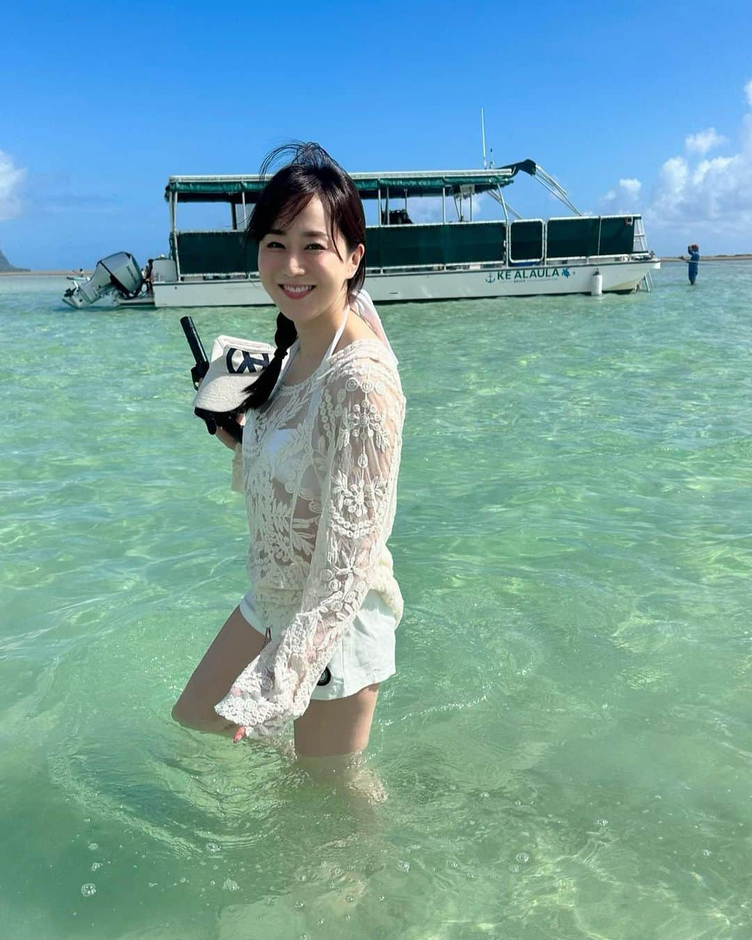 村上麻衣さんのインスタグラム写真 - (村上麻衣Instagram)「天国の海🏝️  着いたらシュノーケリング。  ウミガメに遭遇しましたー！🐢✨  私がiPhoneで撮ったの。 Goproじゃないからピントがたまにズレてるけど、 貴重だから見てみてくださいませ😘  ここでウミガメに触ると500ドルを超える罰金なので、この距離感保ちました。  ハワイではウミガメはとても神聖な生き物とされ、幸運を運んでくる「海の守り神」として親しまれています。  守り神様に会えて嬉しかった🥰 幸運運んできてくれるかな✨  水面に顔出して、息してるんですよ。 可愛い‥💚  #シュノーケリング#ハワイ旅行 #天国の海 #サンドバー #ハワイ #Hawaii#oahu #オアフ島 #ウミガメ #sea #hawaiistagram」5月26日 15時25分 - maimaisue