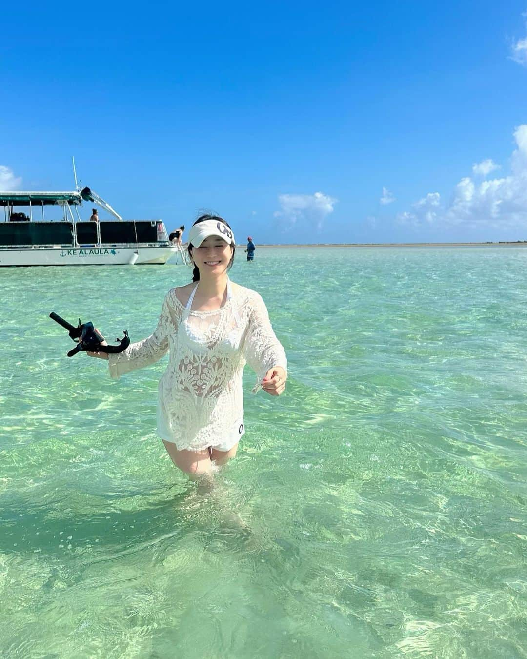 村上麻衣さんのインスタグラム写真 - (村上麻衣Instagram)「天国の海🏝️  着いたらシュノーケリング。  ウミガメに遭遇しましたー！🐢✨  私がiPhoneで撮ったの。 Goproじゃないからピントがたまにズレてるけど、 貴重だから見てみてくださいませ😘  ここでウミガメに触ると500ドルを超える罰金なので、この距離感保ちました。  ハワイではウミガメはとても神聖な生き物とされ、幸運を運んでくる「海の守り神」として親しまれています。  守り神様に会えて嬉しかった🥰 幸運運んできてくれるかな✨  水面に顔出して、息してるんですよ。 可愛い‥💚  #シュノーケリング#ハワイ旅行 #天国の海 #サンドバー #ハワイ #Hawaii#oahu #オアフ島 #ウミガメ #sea #hawaiistagram」5月26日 15時25分 - maimaisue