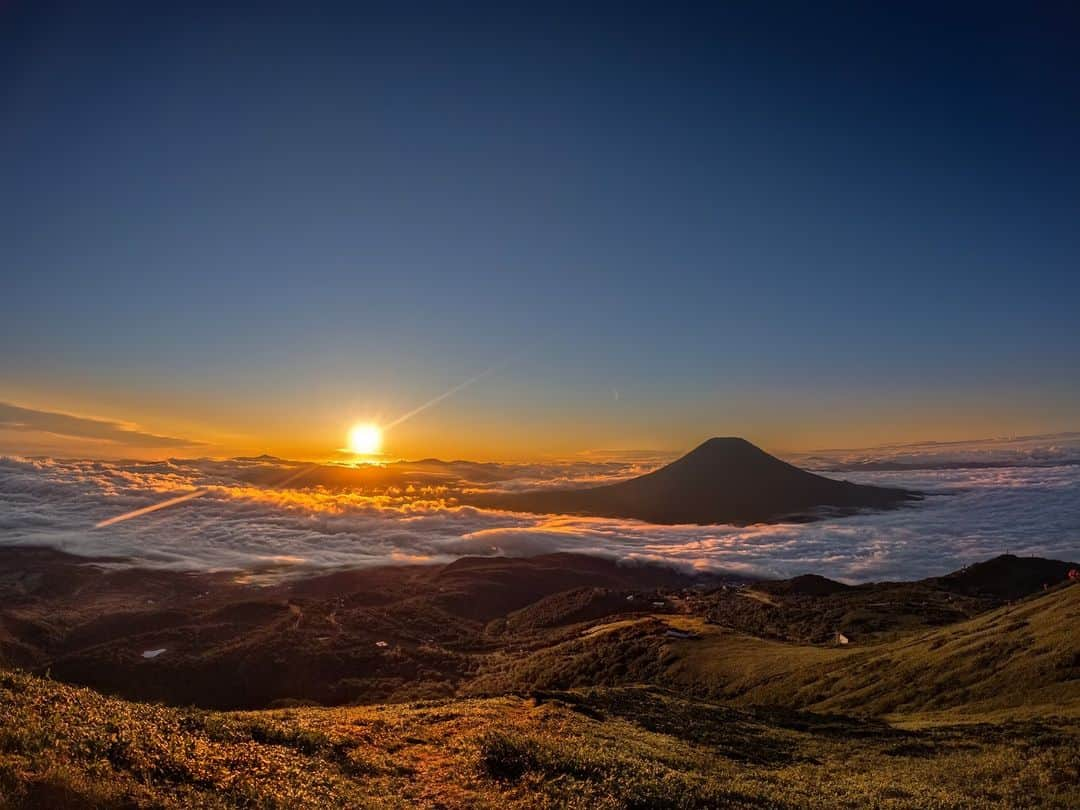 GoProさんのインスタグラム写真 - (GoProInstagram)「登山の終点で受け取った極上のギフト🌅 ニセコアンヌプリから、ご来光＋羊蹄山＋雲海をとらえた1枚。 📷 @takaloao ・ ・ ・ #GoPro #GoProJP #北海道 #ニセコ #アンヌプリ #羊蹄山 #朝日 #ご来光 #雲海 #登山#Niseko」5月26日 15時28分 - goprojp