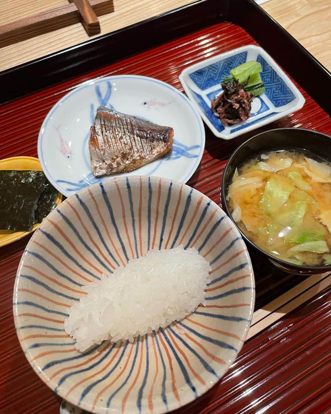 小川薫さんのインスタグラム写真 - (小川薫Instagram)「【新町あだち】 . 一人でしっぽり日本料理を食べたくなったらこちらへ✨ もちろんスタッフやお友達とも伺いますが マイペースにお料理と日本酒に向き合えるいい時間。 価格改定があったもののお料理は9500円。毎回、大満足。日本酒もいつもおもしろいものが多くスルスルと戴いてしまいます。 月替りなので来月6月のコースも楽しみです🌿 . #新町あだち　#日本料理 #小川薫 #料理研究家　#テーブルコーディネーター #salondeclover #サロンドクローバー」5月26日 15時29分 - salondeclover