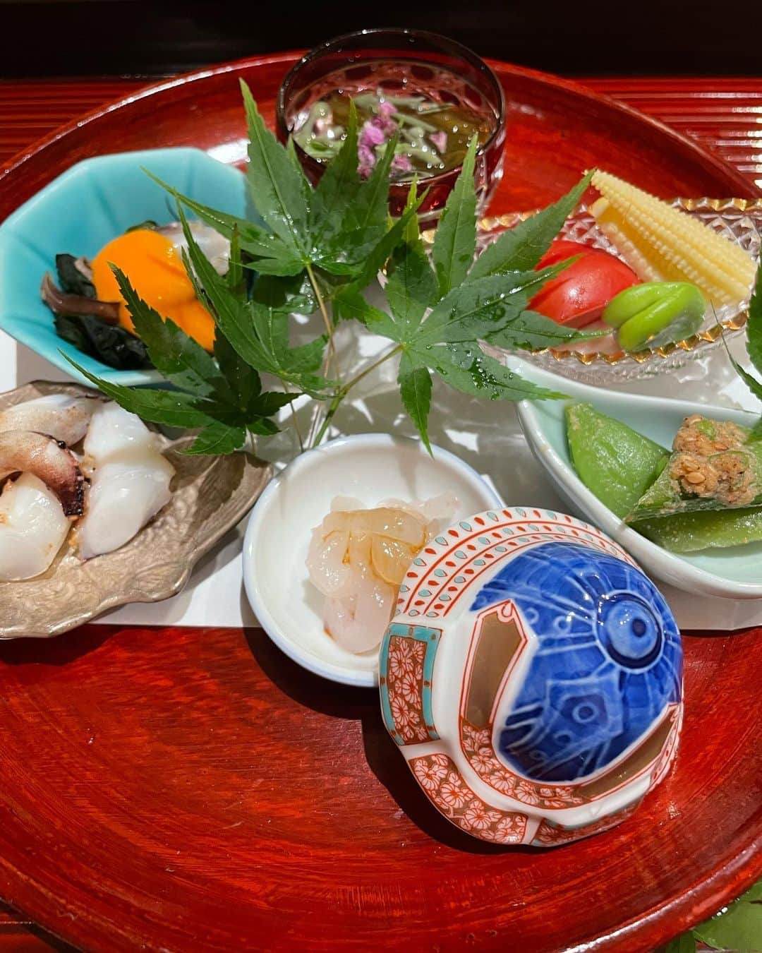 小川薫さんのインスタグラム写真 - (小川薫Instagram)「【新町あだち】 . 一人でしっぽり日本料理を食べたくなったらこちらへ✨ もちろんスタッフやお友達とも伺いますが マイペースにお料理と日本酒に向き合えるいい時間。 価格改定があったもののお料理は9500円。毎回、大満足。日本酒もいつもおもしろいものが多くスルスルと戴いてしまいます。 月替りなので来月6月のコースも楽しみです🌿 . #新町あだち　#日本料理 #小川薫 #料理研究家　#テーブルコーディネーター #salondeclover #サロンドクローバー」5月26日 15時29分 - salondeclover