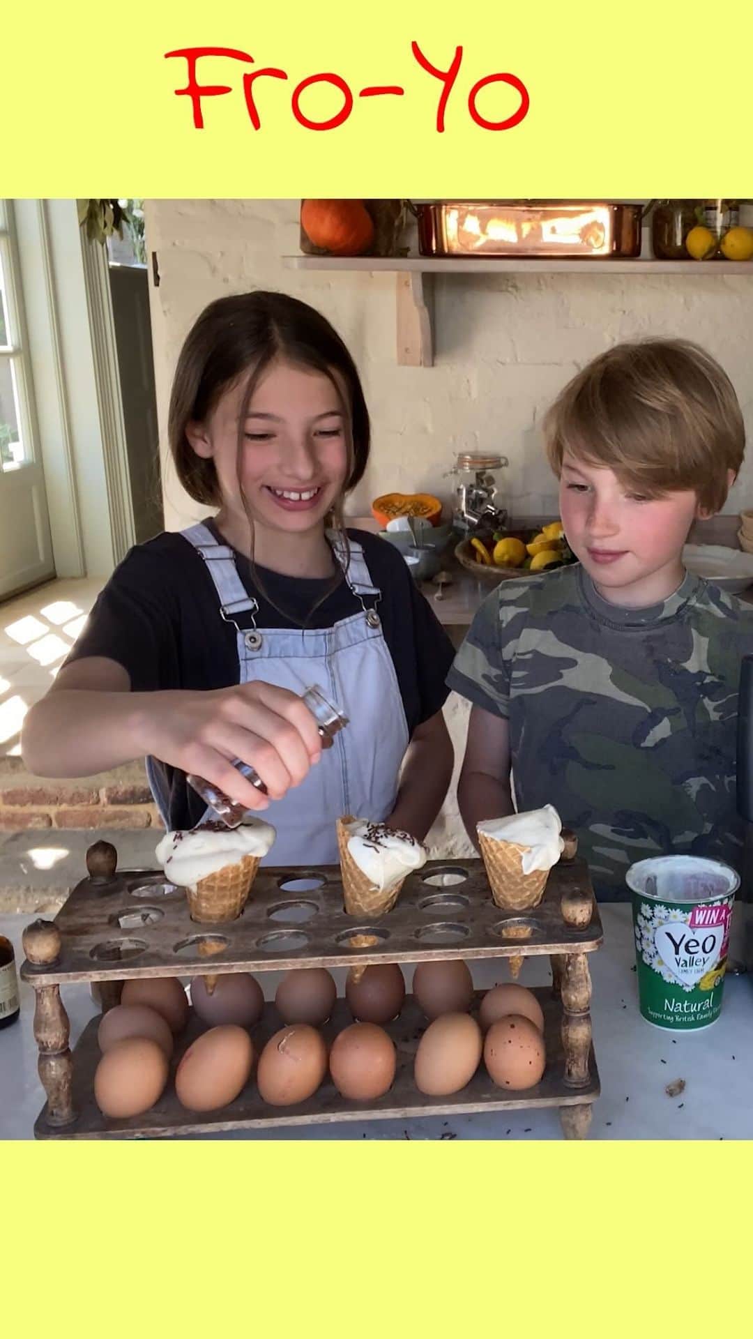 ジェイミー・オリヴァーのインスタグラム：「Over to Buddy and Petal this morning....this is their ‘1-minute’ FRO-YO! We had such a giggle filming this, especially when River rocked up for the tasting!! prep this today and you and the kids are in for a treat this weekend!! Perfect timing as the #BankHoliday forecast is looking good!!! Full recipe on my website, link in my bio and don’t forget to check out @CookingBuddiesClub for more kid-friendly recipes. Enjoy!!   #FroYo #KidsCooking #CookingBuddies #homemadeicecream」