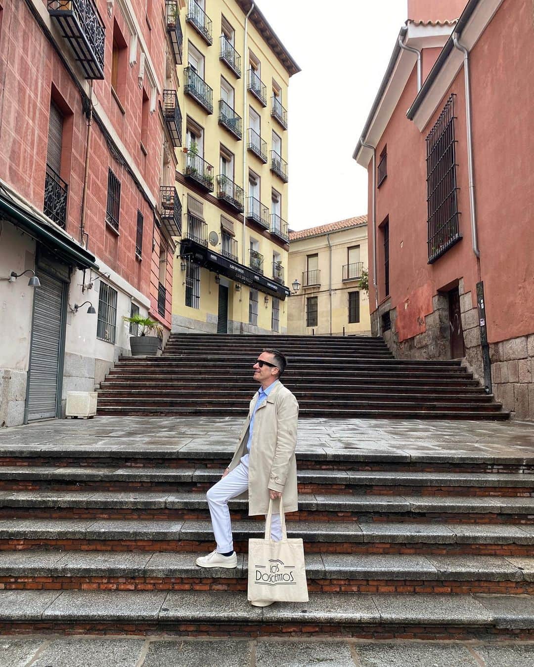 ガルシアマドリッドのインスタグラム：「Día de lluvia en crema. Chinos + gabardina + zapatillas en canvas + camisa algodón 100/2 + bolsa en canvas de @losdoscientos   🌧️  @garciamadrid #garciamadrid」