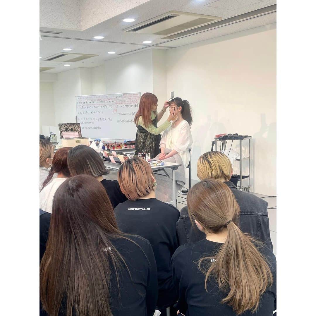 河嶋希のインスタグラム：「@kanbi_official たまたま続けてなのですが関西美容専門学校で1日特別セミナーさせて頂きました！皆さんのフレッシュさと熱意が素晴らしかったです、ありがとうございました。」