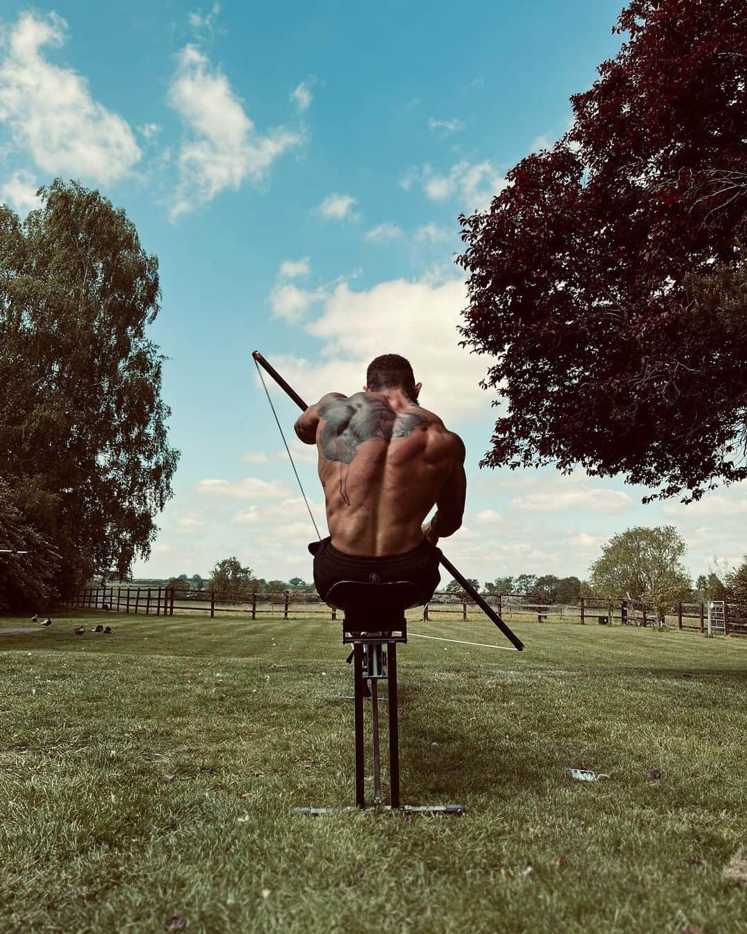 アシュリー・ケインのインスタグラム：「Session 1 of 4 today complete ☑️   𝗜𝘀𝗼𝗹𝗮𝘁𝗶𝗼𝗻 from distractions such as phones, television, music or other people is a fearful reality for some.. Because it leaves a lot of space for self reflection of the person you really and currently are.. This realisation could be a beautiful notion for some of us and a very sad and disappointing reality for others..   The key moment in this is that on discovery, you can be inspired to keep pushing and remain on your path to being the best you, you can identify the person you want to be and evoke that change to become them or you can get discouraged and hide away from the truth that is. 𝙏𝙝𝙚 𝙧𝙚𝙖𝙡 𝙩𝙧𝙪𝙩𝙝 𝙞𝙨: I am all 3 of these people, I just try to be the first two more than the latter.   Some of us haven’t been blessed enough to have had a great start in life. Others have had things happen to them in their lives which isn’t fair, isn’t right and definitely not just. But the fact still remains that no matter your start, or the misfortune you’ve encountered on your journey.. Only by being brave enough to identify, acknowledge and accept the person you are because of it, will you be humble and strong enough to be the person you really need to be at the other side of it.   Start and finish you Friday strong my people. 𝗗𝗼𝗻’𝘁 𝗵𝗶𝗱𝗲… 𝗚𝗼 𝘀𝗲𝗲𝗸!!!」