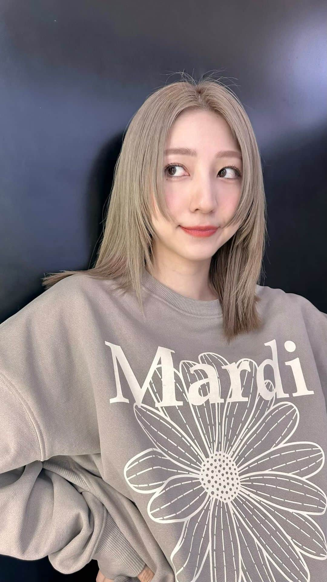 松尾 瞳のインスタグラム：「最新の #haircolor 🤍  #ミルクティーベージュ   この日の眉毛さ、 カラー中に急いで適当にやりすぎて まだらなんだけどつっこまないで👁️←  #ハイトーン  #ハイトーンカラー  #ベージュカラー  #ブリーチカラー #ミルクティーカラー」