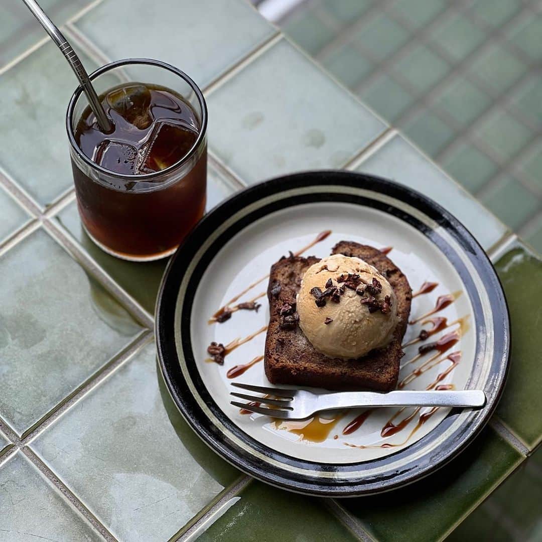 ABOUT LIFE COFFEE BREWERSさんのインスタグラム写真 - (ABOUT LIFE COFFEE BREWERSInstagram)「【ABOUT LIFE COFFEE BREWERS 渋谷一丁目】  Banana bread ice cream will start!✨  The ice cream is a coffee ice cream made with Onibus espresso made by Mikotoya🍨  Summer only, so please try it☀️  去年も大人気だったバナナブレッドアイス始まりました✨  アイスはミコト屋さんで作って頂いているオニバスのエスプレッソを使用したコーヒーアイスクリーム🍦☕️  お試しください😋  🚴dogenzaka shop 9:00-18:00(weekday) 11:00-18:00(weekend and Holiday) 🌿shibuya 1chome shop 8:00-18:00  #aboutlifecoffeebrewers #aboutlifecoffeerewersshibuya #aboutlifecoffee #onibuscoffee #specialtycoffee #tokyocoffee #tokyocafe #shibuya」5月26日 15時46分 - aboutlifecoffeebrewers