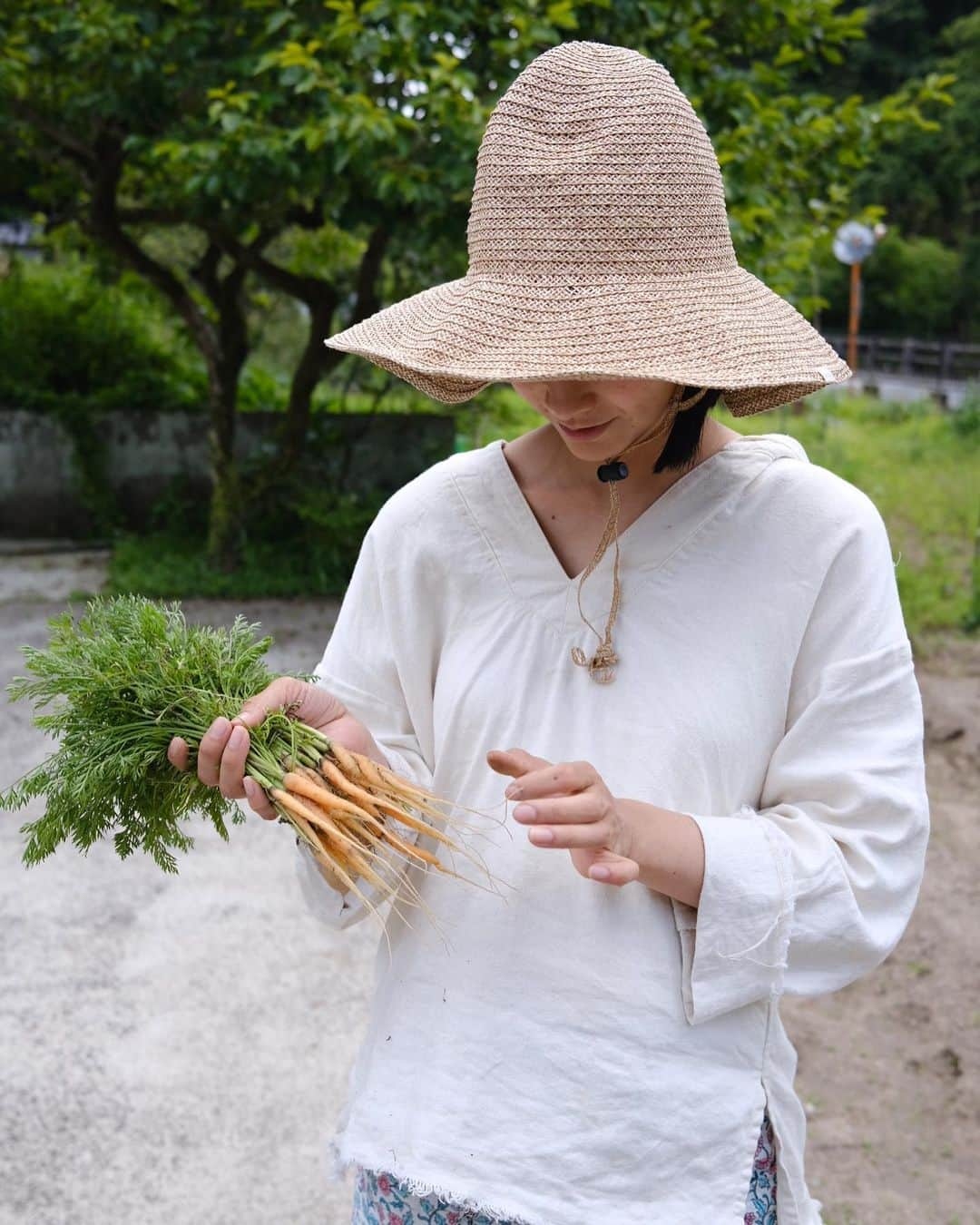 真央さんのインスタグラム写真 - (真央Instagram)「間引き人参🥕✨  気づいたらた〜ぁくさんの人参、 わっさわさ生えていた！！ 間引いた人参、ミニにんじん、 ちゃんとにんじん、可愛いね。  ひとくち食べた時、 不思議の国のアリスが うさぎさんのお家で大きくなっちゃって、 畑の人参つまんで食べてたのを思い出した😁 わかるかな？笑 私は小さくも大きくもなりせんでしたが♫  間引き人参と立派に育ったそら豆で 昨日は畑のペペロンチーノを作りました！ そりゃぁ美味しかったとさ〜☀️✨ . . #間引き人参 #畑ごはん」5月26日 15時49分 - mao0424