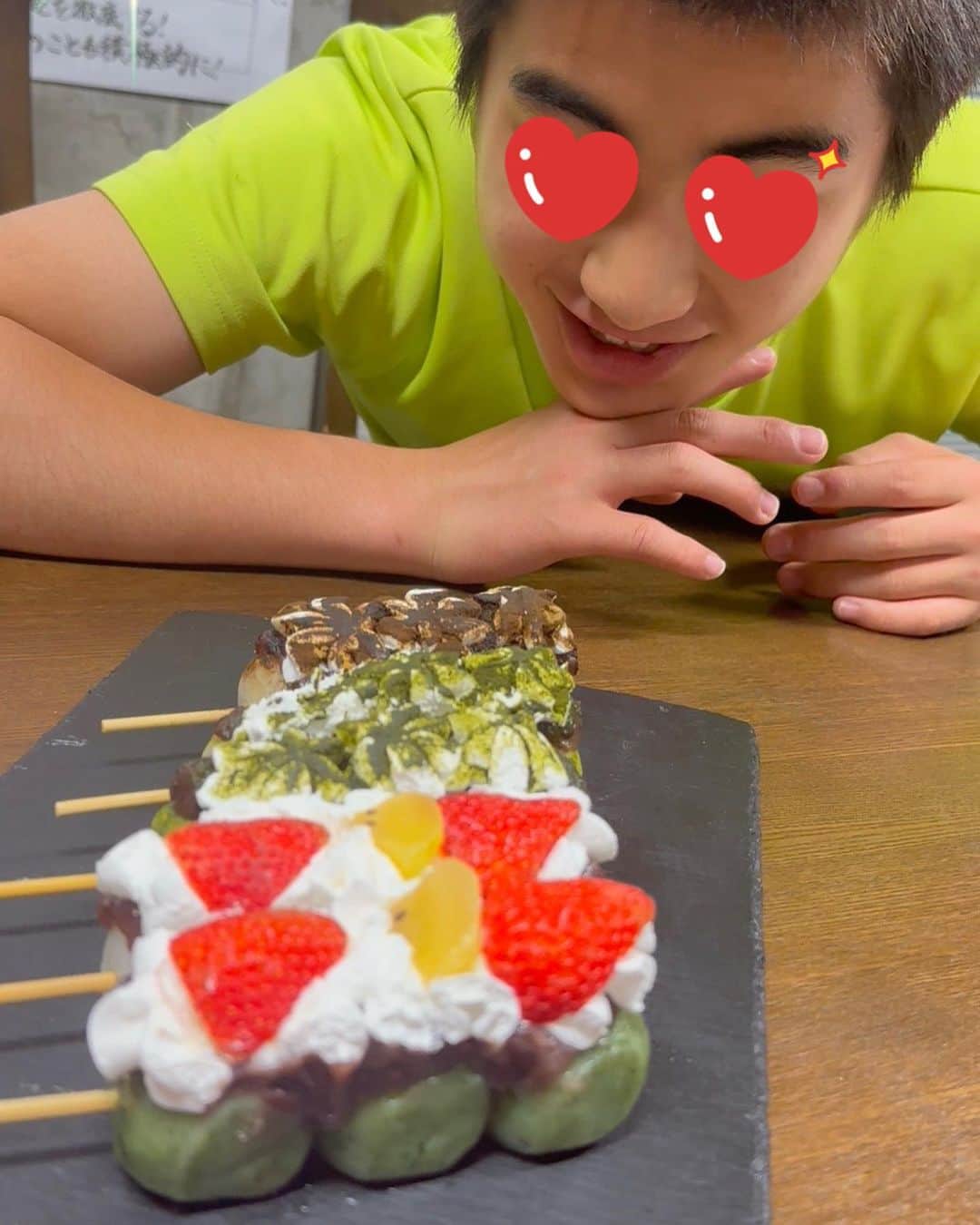 岡本安代のインスタグラム：「【ゴージャス過ぎるお団子🍡】 初めて出会いました。 『フルーツくりーむだんご。』  全国のうまいものを集めたというデパートの催しにて。鳥取県からやってきた、映えすぎるおだんご。  子どもたち、きっと喜ぶぞー！とお土産に。  案の定、目がハート❤️  どこから見ても美しい。  頬張る時の顎がはずれるほどのボリューム感がたまらない。  食べた後、思わず震える美味しさ。  甘過ぎず、また食べたくなる引きの強さ。  熱く語りたくなる、新感覚。  シンプルなおだんごが好きな実家には、梨餡だんごとずんだのだんご、みたらし餡だんごを。  こちらもすこぶる好評。  美味しいって、幸せです。  ヤスヨちゃんといっしょお申込は本日5/26午後９時までです🎵  https://smilemama.jp/?p=24533  #走り続ける岡本家 #５人の子育てママウンサー  #岡本安代 #フルーツくりーむだんご #鳥取グルメ」