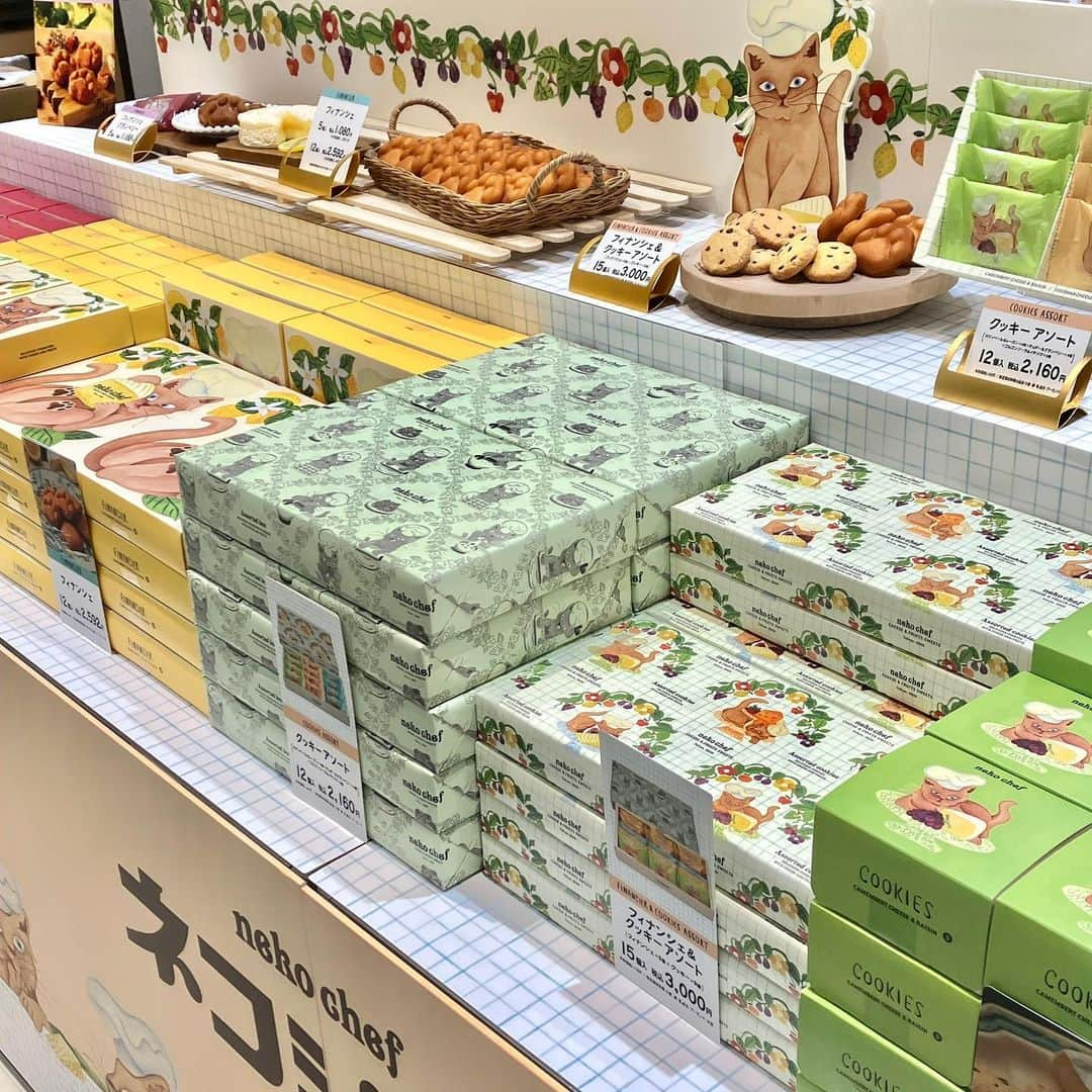 daimarusapporoさんのインスタグラム写真 - (daimarusapporoInstagram)「🐱🐾🍓🍫🍃🍞🥰 地1階 ほっぺタウンから、期間限定出店中のスイーツをご紹介🍬  今週は、かわいい見た目で気持ちが明るくなるお菓子がたくさんです🥰  🐈〈#ネコシェフ〉1-6枚目 まるで肉球のようなフィナンシェは、ねこ好きにはたまらないスイーツ。 カマンベール×レモンと期間限定のクランベリー、どちらも美味しそうです😌  チーズとフルーツの組み合わせが楽しいクッキーは、かわいいねこのパッケージにも注目です👀  🍃〈#モンロワール〉7.8枚目 大人気チョコレート「リーフメモリー」が登場❤ 季節限定の味「ラズベリー・ストロベリー・ミルク」が入った「レッド」が気になります🥰  ☎〈#銀座文明堂〉9.10枚目 カステラにどら焼き、あんぱんなどの懐かしい甘味が勢ぞろい！ 「3時のおやつあんぱん」には、ゴーダチーズが入りも😳  今週も、テンションの上がるおやつがいっぱい。 この機会にぜひ楽しんでください😎  ※すべて5/30(火)まで  #大丸札幌 #お取り寄せスイーツ #期間限定スイーツ #ねこスイーツ #フィナンシェ #リーフチョコ #あんぱん #おやつ #手土産スイーツ」5月26日 15時55分 - daimarusapporo