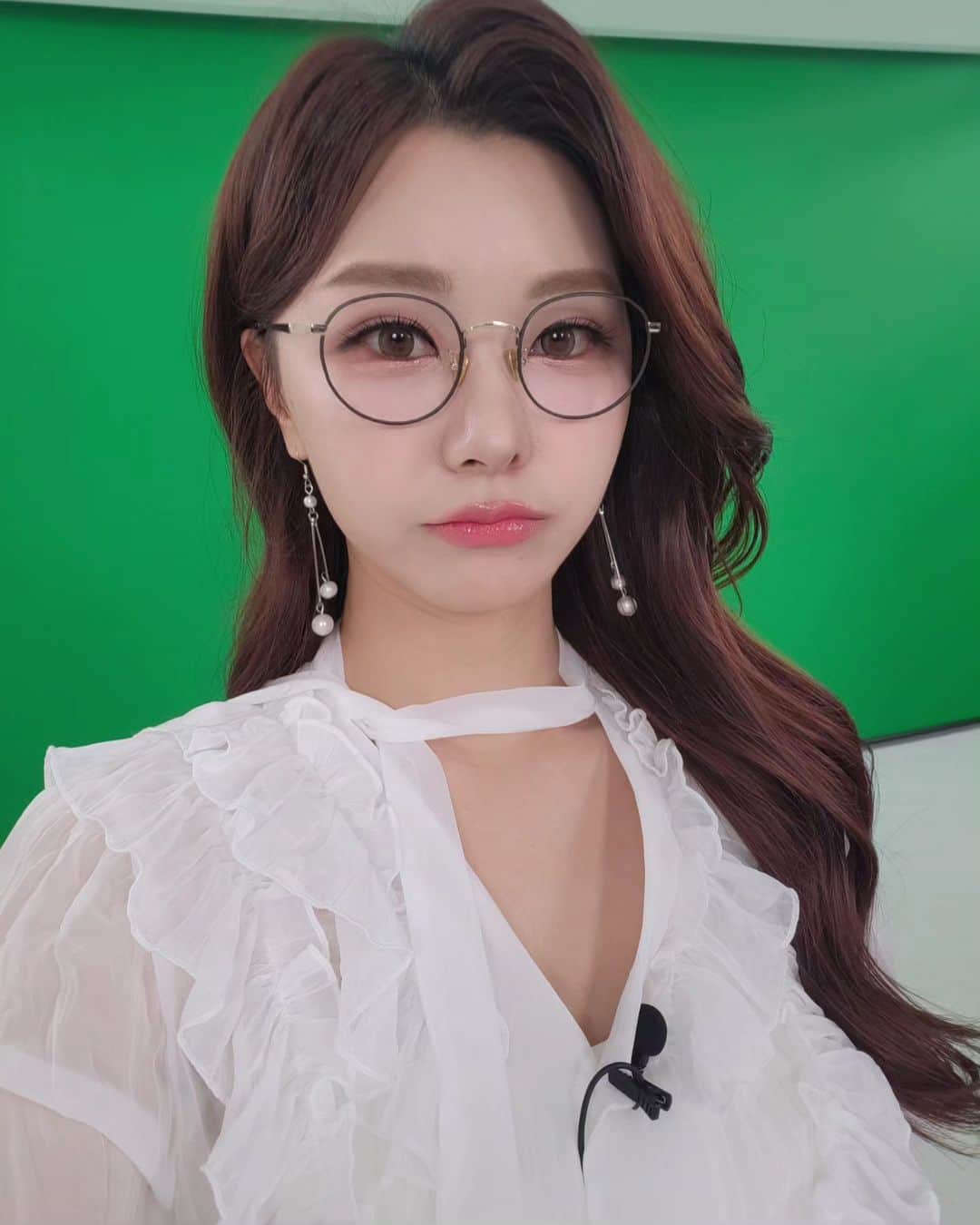 のインスタグラム：「몇달만의 복귀인지.. 호크토크로 돌아옴❤️  하프애니버서리부터 시작했던 방송인데 벌써 4주년까지 함께하고 있습니당😊  이제 조금씩 본래의 일상으로 돌아가....진 못하고, 육아하며 어느 정도 일을 하게 됐어요🙈  늦잠중독자같은 나로서는 매일 아침  여섯시 일곱시에 일어나는게 여전히 힘들긴 한데 엄마한테 내 인생에 이제 늦잠이 없네? 푸념했더니 엄마는 일평생 아침 6시 이후에 일어나 본적이 없다고..^^ 어떻게 사신거에요.. 난 왜 게으르죠???   언젠간 익숙해지겠지?🤣」