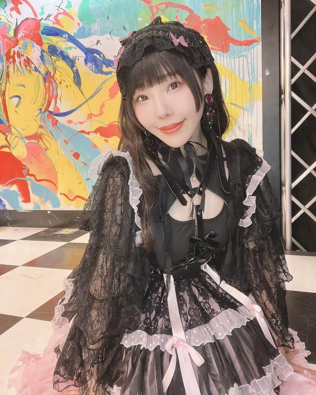 相沢梨紗のインスタグラム：「👼🖤🩷🖤  #angelslolita #lolita #ロリィタ #ロリータファッション #相沢梨紗 #idol #japan #popculture #kawaii #pletty #lolitafashion #harajuku #harajukufashion #model #asiangirls #asianbeauty」