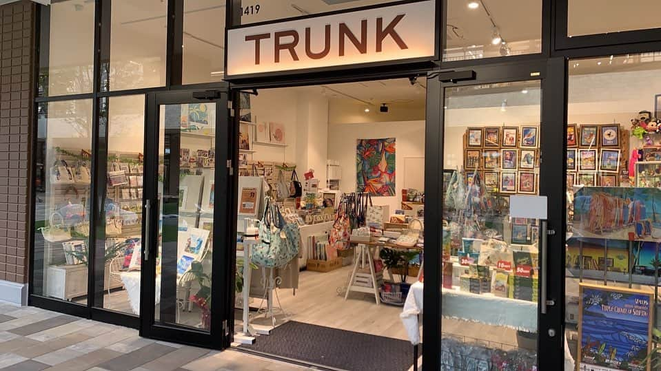 ラレイアのインスタグラム：「.  先日OPENしたTHE OUTLETS SHONAN HIRATSUKAの【TRUNK Shop】にて、colleenwilcoxを始め、 雑貨やart、ヴィンテージグッズなど販売しております🌈🌴  お近くにお越しの際はぜひお立ち寄りください🌺 お待ちしております‪ꔛ‬‪✨ . . .  神奈川県平塚市大神 字一之堰605 THE OUTLETS SHONAN HIRATSUKA ▷▶ TRUNK  営業時間10:00ｰ20:00  #colleenwilcox #art #hawaii #aloha #surf #beach #artstagram #aloha #photography #photogenic #amourart #goldfishkiss #TOMVEIGA #jessicamiyuki#ハワイ  #インスタ映え #インスタ女子 #アロハ #ビーチ #海好きな人と繋がりたい #ハワイ好きな人と繋がりたい #海を感じる雑貨 #ラレイア #楽天 #コリーンウィルコックス  #湘南平塚 #アモアアート #ハワイアン雑貨」