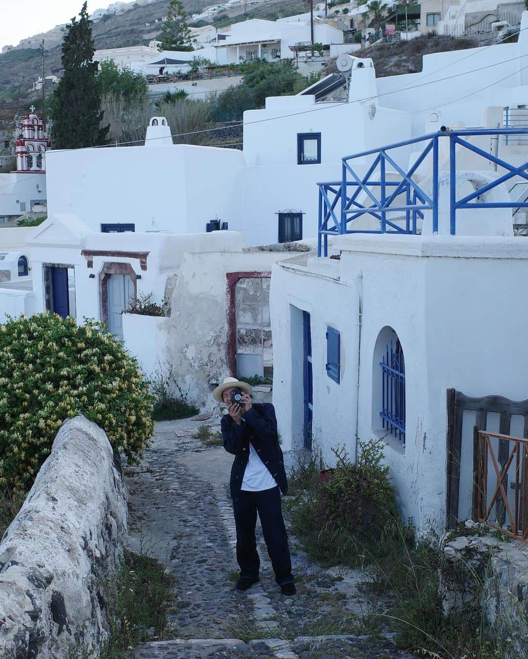 高山都さんのインスタグラム写真 - (高山都Instagram)「昨日からギリシャ🇬🇷のサントリーニ島に来ています。 人生で一度でいいから行ってみたかった場所。 ヨーロッパ内なら移動も難しくないし、最終目的地を夫婦で初めての国に決めました。(クロアチアとかも候補だったけど) 飛行機が大きく遅延して、乗り継ぎも荷物も心配でしたが、なんとか全部無事に到着！ 真っ白な建物に吹き抜ける風、とても気持ちのいい所です。 坂が多いし、猫もいっぱい🐈🐈‍⬛🐈 世界中から、バカンスの方が集まる島みたい。 そして、夜8時半でも、こんな感じの明るさ。 せっかくだからと着替えたドレスがよく映えた。(ヴェネチアではTシャツにスニーカーで合わせてた。) ミラノで買った、夫のボルサリーノがめちゃくちゃ良い感じにハマってる。 世界一夕陽が美しい島と言われているけど、とりあえず朝陽も綺麗でした。 今日からは、島の端っこのほうに向かいます。(今は真ん中あたり) ここからは、何にも予定を決めず、素敵なホテルでリラックスしてみよう…かと思ってます。リゾート地に来ちゃったしね🏝️  #都の旅の記録 #サントリーニ島 #都ふく」5月26日 16時14分 - miyare38