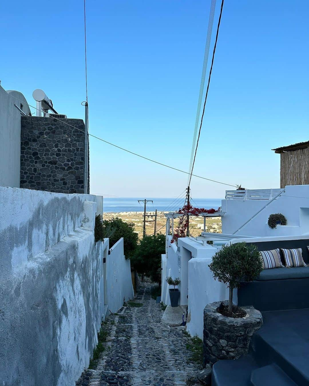 高山都さんのインスタグラム写真 - (高山都Instagram)「昨日からギリシャ🇬🇷のサントリーニ島に来ています。 人生で一度でいいから行ってみたかった場所。 ヨーロッパ内なら移動も難しくないし、最終目的地を夫婦で初めての国に決めました。(クロアチアとかも候補だったけど) 飛行機が大きく遅延して、乗り継ぎも荷物も心配でしたが、なんとか全部無事に到着！ 真っ白な建物に吹き抜ける風、とても気持ちのいい所です。 坂が多いし、猫もいっぱい🐈🐈‍⬛🐈 世界中から、バカンスの方が集まる島みたい。 そして、夜8時半でも、こんな感じの明るさ。 せっかくだからと着替えたドレスがよく映えた。(ヴェネチアではTシャツにスニーカーで合わせてた。) ミラノで買った、夫のボルサリーノがめちゃくちゃ良い感じにハマってる。 世界一夕陽が美しい島と言われているけど、とりあえず朝陽も綺麗でした。 今日からは、島の端っこのほうに向かいます。(今は真ん中あたり) ここからは、何にも予定を決めず、素敵なホテルでリラックスしてみよう…かと思ってます。リゾート地に来ちゃったしね🏝️  #都の旅の記録 #サントリーニ島 #都ふく」5月26日 16時14分 - miyare38