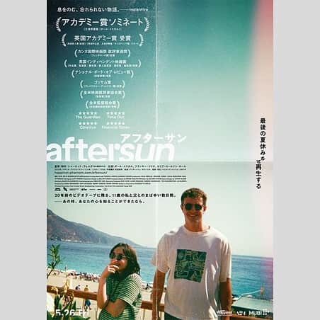 吉村民さんのインスタグラム写真 - (吉村民Instagram)「ラジオ日本SWEETの月曜日は 毎週、新作映画をご紹介してます。 5月22日(月)は 世界のメディアが絶賛、 2022 年のベストムービー! 5 月 26 日(金)公開の映画『aftersun(アフターサン)』をご紹介しました！  スタジオには 映画の宣伝を担当されている こ ハピネットファントム・スタジオ 小柳拓也さん に お越しいただきました。  【あらすじ】 20 年前のビデオテープに残る、11 歳の娘と父とのまばゆい数日間を描いた映画「アフターサン」。　 思春期真っただ中のソフィは、離れて暮らす父・カラムと トルコのひなびたリゾート地にやってきます。 映し出されるのは、輝く太陽の下で、ビデオカメラを互いに向け合い、 親密な時間をともに過ごす 2 人の姿。 そしてその 20 年後、父・カラムと同じ年齢になったソフィは、 かつて撮ったビデオ映像のなかに大好きだった父の、 当時は知らなかった一面を見出していきます。 夏の光・少しぎこちない会話・日焼け止めクリームの手触り・暗闇でゆらゆらと踊る 父の後ろ姿... 多くを語らないミニマリスティックな演出で観る側に深い余韻をもたらしてくれる 作品となっています。  私も観させていただきましたが... とてもやさしい気持ちになれるお話ですが、 親の気持ち・子どもの気持ちが伝わってきて 温かくも切ない気持ちにもなりました。 映画を観ると、記憶に埋もれていた親との温かい時間を思い出すことが出来ると思います。  2022 年カンヌ映画祭・批評家週間での上映から話題を呼び、 昨年末には複数の海外メディアがベストムービーに挙げるなど、  世界でも話題沸騰中です。  さらに父親を演じたポール・メスカルがアカデミー賞主演男優賞にノミネートされたり、 監督シャーロット・ウェルズも英国アカデミー賞の英国新人賞を受賞したりと、 フレッシュな才能が集結した作品となっています。  そして、実はこの作品はフィクションでありながら、 メガホンをとったシャーロットウェルズ監督の自伝的要素もあり、 実際に、10 歳くらいの頃父親とトルコに 2 週間ほど滞在した時の、初めてのダイビングや泥風呂、空いっぱいのパラグライダーなど 当時感じた楽しさや驚きを物語に取り入れたようです。 だからこそどこかリアルで、 それぞれが、自分の記憶であるかのような気持ちになるような映画体験が出来ます。  映画の中では、 カラムとソフィも本当の親子の様に見えますが、 父と娘の親子関係にリアリティを出すために、監督はクランクインの2週間前から 毎日父親役のポール・メスカルと娘役のフランキー・コリオが1~2時間 一緒に過ごして、その後、あえてふたりだけにして放っておくという手法を 取っていたそうなんです。 (ビーチに行く、ビリヤードをする、アイスクリームを食べる等)   監督は「彼らがお互いを知って、本物の絆を築き、互いを好きになっていく様子は 見ていてうれしかった」と話していたそうです。   その後も製作中にふたりが一緒に過ごす時間も自然と続き、 それが物語に不可欠な家族の親密さを映しだす鍵となったようです。  さらに、物語を彩る音楽がすごく良く、 要所要所でクイーン&デヴィッド・ボウイ「アンダー・プレッシャー」、 ブラー「テンダー」などのヒットソングが流れるので、90 年代の空気を感じることが できます。 タイムトリップさせてくれるような、自分もその場にいるような気持ちになる 要素のひとつとなっています。  いま一緒にいるいないに関わらず、人生において特別で大事だと思える人がいる方になら きっと心に残る作品となると思います。  それぞれの心の中に在る大切な人との大切な記憶を揺り起こしてくれるような演出が、 多くを語らないシーンの数々にぎゅっと詰め込まれた作品です。 是非、劇場で楽しんでください！     映画『aftersun(アフターサン)』は、5 月 26 日(金)より ヒューマントラストシネマ有楽町、新宿ピカデリーほか全国公開です。  番組では、鑑賞券、ムビチケ、非売品グッズなどのプレゼントもお出ししています！是非聴いてください♡  #映画 #アフターサン  #映画好き #映画好きと繋がりたい #映画鑑賞 #映画レビュー #映画館 #プレゼント #プレゼント企画」5月26日 16時15分 - yoshimuratami