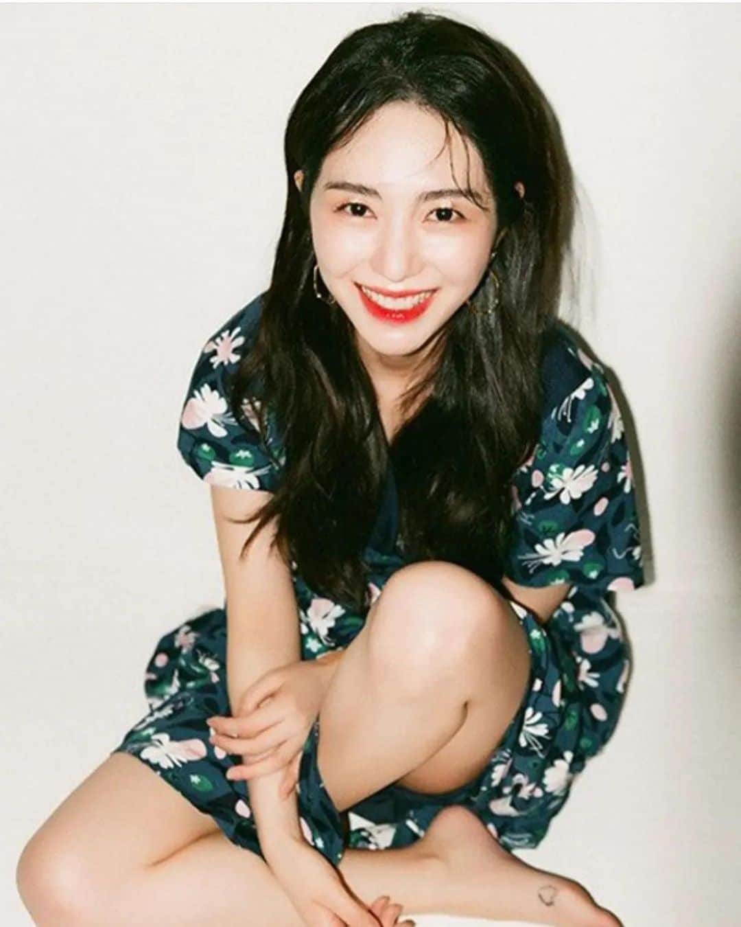 ミナのインスタグラム：「여러분 안녕하세요! 제가 '민아의 질주'라는 이름으로 유튜브 채널을 개설하게 되었어요! (채널명이 너무 어두워보여서 주변 추천으루 바꿨어요!) 많은 분들이 유튜브 궁금하다고 하셔서 이번에 새로 팀을 꾸려서 진행하게 되었어요!🫶🏻  첫 번째 컨텐츠는 소통을 진행해보자! 라는 의미에서 Q&A를 진행해보려고해요! ✔️인스타그램 댓글에 질문 적어주시면 저희 작가님하고 피디님이 선별해서 유튜브를 통해 답변 드릴거에요!  영상은 6월중에 업로드 될 예정입니다! 많은 관심 부탁드릴게요!  링크는 프로필에 있어요🫶🏻  * 협찬 광고 문의 메일은➡️boonnomina@gmail.com 로 부탁드리겠습니다!😊」