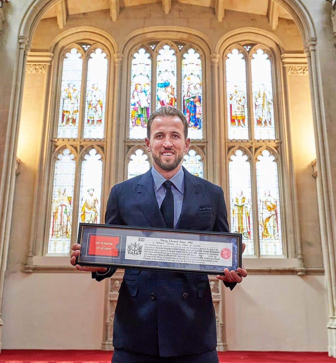 ハリー・ケインのインスタグラム：「Very proud to have been awarded the Freedom of the City of London at a ceremony yesterday and it was special to have my family there with me too. I hope it can inspire others in all walks of life to be the best they can be.」