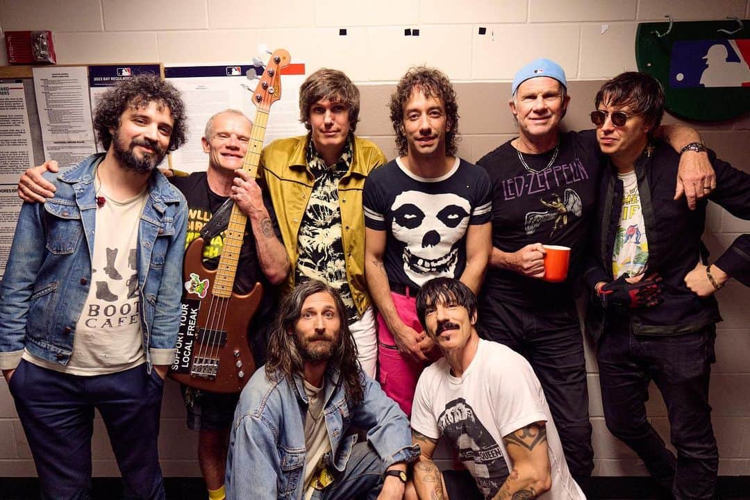 Red Hot Chili Peppersさんのインスタグラム写真 - (Red Hot Chili PeppersInstagram)「It was a pleasure being on the road with these kind and talented souls . Thank you @thestrokes 🙌🏽❤️ ( ps: John is in the photo, you just cant see him)」5月26日 16時20分 - chilipeppers