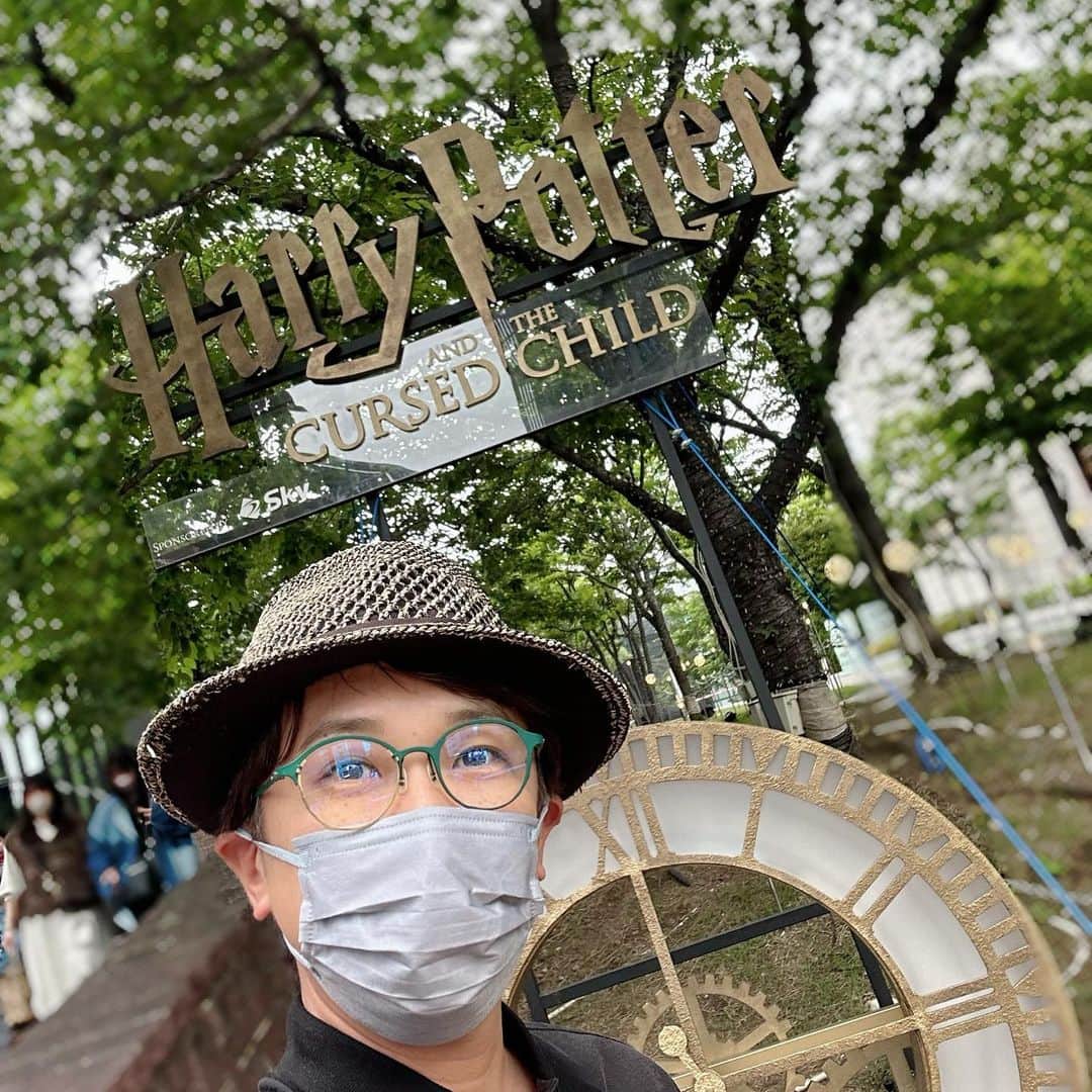 金子貴俊のインスタグラム：「今日は念願の舞台ハリーポッターを観劇することができました✨とても素晴らしい作品で200分にも及ぶ舞台でも最後まで目が離せない最上級なエンターテイメントに感激、感動させて頂きました。 最後はスタンディングオベーション👏 これはまだまだ何回も観たい作品ですね！ ハリーポッターの世界にまだまだ浸かりたい〜‼️」
