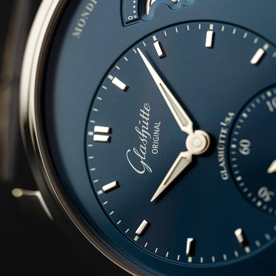 Daily Watchさんのインスタグラム写真 - (Daily WatchInstagram)「The @glashuetteoriginal PanoMaticLunar integrates moonphase seamlessly into the characteristic assymetric dial design of the Pano-series. In this version the galvanic blue dial gives a nice contrast with the silver coloured moonphase display. Contemporary and classic at the same time. Would you go for it? #GlashutteOriginal #GlashuetteOriginal #BlueDial #MoonPhaseWatch」5月26日 16時21分 - dailywatch
