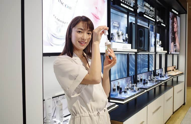 内山理名のインスタグラム：「@lancomeofficial  スキンスクリーン（肌測定）体験をする前に10日間「クラリフィック ブライトニング セラム」を毎日朝と夜に使用してみました。ウォーターピーリングに着想を得て開発されたことや6つの承認効能をもつ医薬部外品ということで注目していました。  感想は..瑞々しいテクスチャーでスッと馴染むので心地よくケアでき、肌の透明感は高まった気がしますし肌の調子とてもよいです。 私が思う透明感は、自然な艶や明るさ、瑞々しさのバランスが整っているなぁと感じる時です♡  スキンスクリーン（肌測定）での測定結果は、少しドキドキでしたがとても良いスコアでした。夏はこれからなので安心せずに、心地よくケアできるクラリフィック ブライトニング セラムを続けていこうと思いました✨  そして、測定をして頂いた結果を元に、今の自分に合っている製品を教えて頂きました。この流れは嬉しいですね。スキンスクリーン（肌測定）は予約をして受けられるそうなのですが人気なのが分かります❤︎  今の肌の状態を知ることは、ちょっぴり勇気がいるかもしれないけど、理想の肌に近づける近道ですね。紫外線が気になる季節の前に自身の肌と向き合えて本当に良かったです。  #ランコム  #クラリフィックブライトニングセラム #ランコムGIFT #pr」