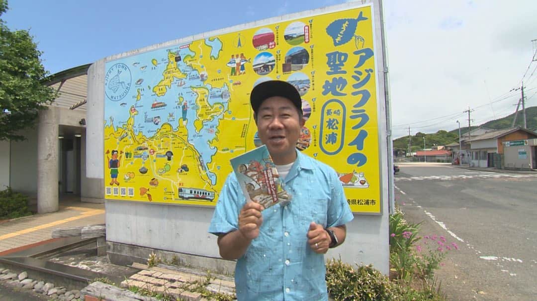 テレビ西日本「ももち浜ストア」さんのインスタグラム写真 - (テレビ西日本「ももち浜ストア」Instagram)「今日は高田課長の週末GO！ 「アジフライの聖地」長崎県松浦市に行ってきました🐟 アジの水揚げ量日本一を誇る松浦市は、アジフライでとても盛り上がっているんですよー😆  最近ではお店によって個性的なアジフライが出てきているそうです。 課長が今回お邪魔したのは #居酒屋おばちゃん家 松浦産の新鮮なアジを丸々1匹捌いてフライにしてあるんですが、個性的なのはタレ！こちらで使っているのはソースやタルタルソースではなく特製のニラ醤油なんです✨地元農家さんから仕入れたニラを砂糖、醤油、みりんに漬けて一晩寝かせているそうですよ！これをアジフライにかけて食べるのが絶品なんです😍アジ自体の旨味が強く、何もつけなくてももちろん美味しいんですが、ニラ醤油がその旨味をさらに引き立ててくれます💯 さっぱりと食べられるのもいいですね🙆‍♀️ アジフライ定食　650円(税込み)  食事以外にもアジフライが大流行！ #福井製菓店 大正12年創業の老舗和洋菓子店にもアジフライに関する人気商品がありました！ #お菓子なアジフライ アジフライ型の焼きドーナツは全部で9種類！ 課長がいただいたのは #抹茶味タルタルソース風　200円(税込み) タルタルソースはホワイトチョコとクランチで表現されていて、それが抹茶のドーナツとよく合います🍩 #レモン味ニラソース風　200円(税込み) なんとニラソース風もあるんです🥰抹茶味クランチとホワイトチョコレートで作られているそうですよ！ 松浦市のお土産にぴったりですね👍  アジフライ以外にも盛り上がりを見せる施設があるとのことでそちらにもお邪魔しましたよ✨  #グランピングビレッジシーグラン  グランピングはもちろん、BBQやカフェ、更にはカヤックやサップといったマリンレジャーまで楽しむことができるんです🎉 課長が入ったお部屋はオーシャンビュー🏝一面に広がる海を見ながら贅沢な時間を過ごすことができます❤️テントサウナもあるんですが、なんとサウナもオーシャンビュー😳 夜はライトアップで幻想的な空間になります👏 夕食は豪華なBBQ🍻国産和牛のサーロインまででてきちゃいます🥩持ち込みもOKです🙆 さらにさらに、サンセットクルージングまで体験できます🚢鷹島肥前大橋を抜けて沖に出ると最高の景色を堪能できます🌆 料金はプランや時期によって変動しますが1泊2食で平均2万円！お子様は1律7000円です！(サウナやクルージングなど別料金有)  課長も大感動の1日でした！皆さんもぜひ参考にしてみてください😃  #ももち浜ストア #高橋巨典　#浜崎日香里 #長崎　#松浦　#長崎旅行 #長崎ドライブ #アジフライ　#松浦ランチ #アジフライの聖地 #居酒屋ランチ #グランピング　#バーベキュー #クルーズ　#オーシャンビュー #サウナ　#サ活」5月26日 19時00分 - momochihamastore8