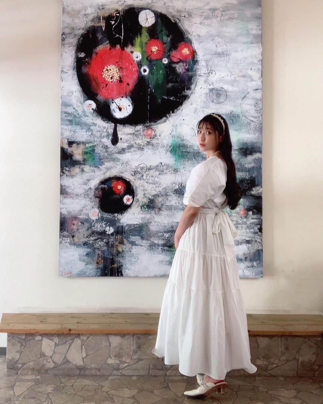 小見川千明のインスタグラム：「素敵な絵が飾られていたので❁¨̮ ⁡ 安定のセルカです。笑 ⁡ いかがでしょうか？インスタっぽいですか？笑 ⁡」