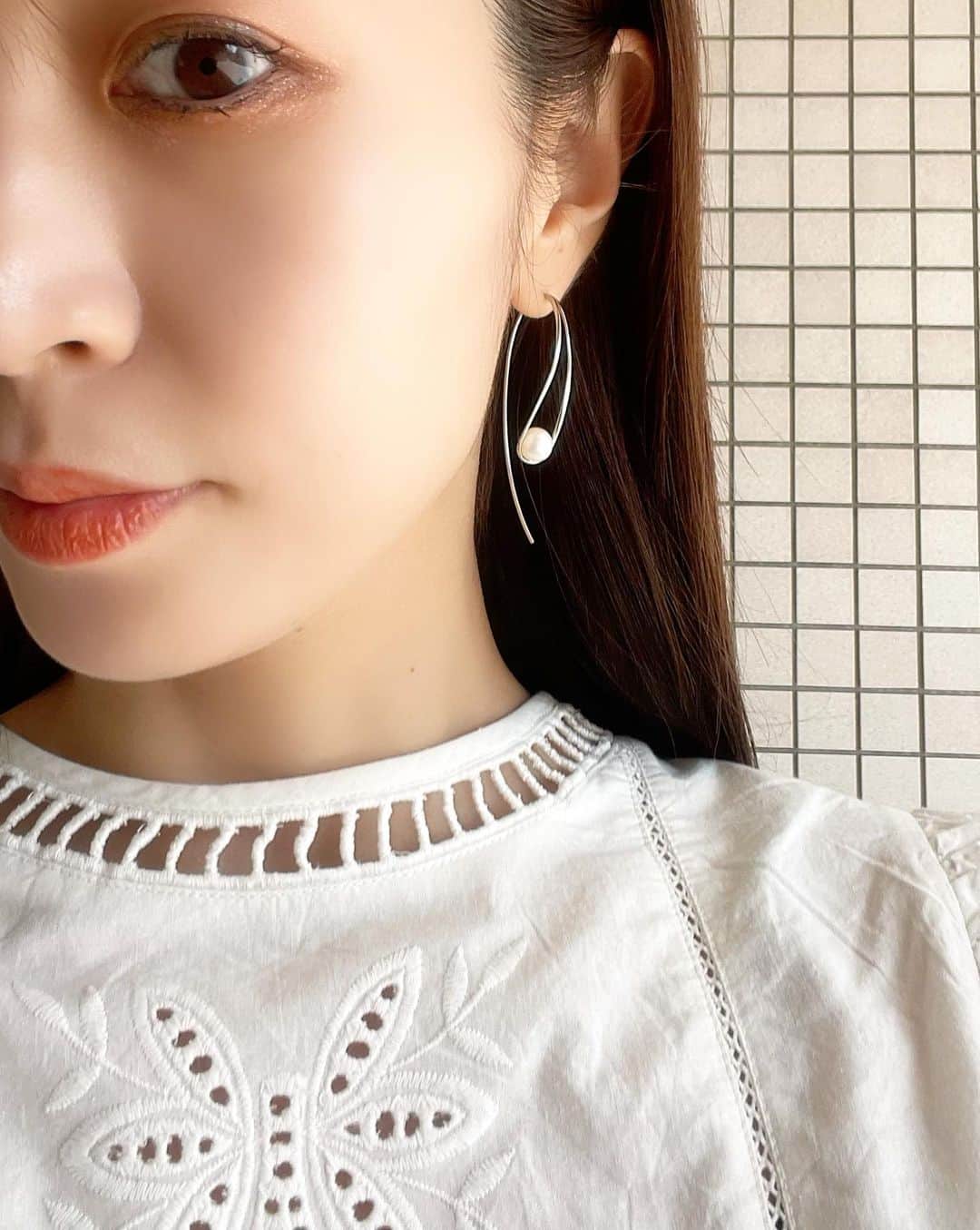 鈴木優美 のインスタグラム：「@h_jewelry_official のパールピアス🫧 急な顔寄りすみません👀 ゆらゆら揺れる華奢パールとシルバーが涼しげ。 シンプルワンピにも映えて好きです🤍 . . . . . . . . #h_jewelry #エイチジュエリー #silver925 #pearl #パールピアス」