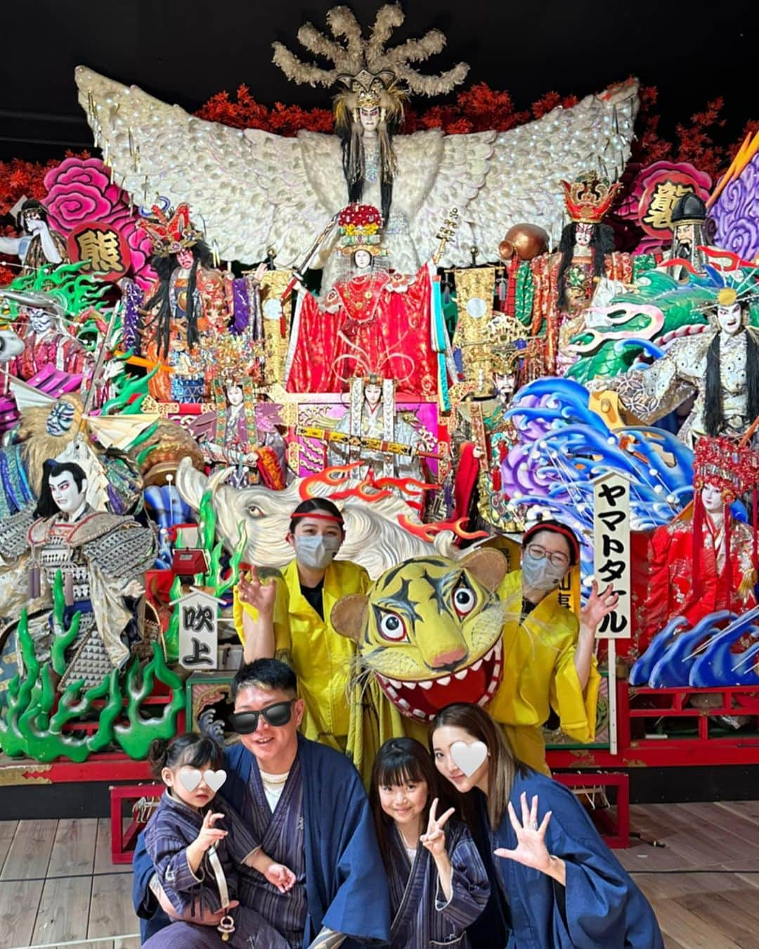 二瓶藍菜さんのインスタグラム写真 - (二瓶藍菜Instagram)「青森屋👹🪇🥁👺  ２ヶ月前の青森旅行！🚗  ２ヶ月babyも連れて🌈👶 ほぼ寝てるから逆に楽でした💤  子連れには最高に楽しめる宿🎌 外には行かず居酒屋🏮も宿にあって乾杯🍻出来ちゃうから素晴らしい👍  夜は【ねぶた祭り】の迫力あるショーまで堪能‼️👹  なれそれ食堂では目の前で焼いてくれたり揚げてくれたり美味🤤  娘が1番沼ってしまったのが 蛇口からりんごジュース🚰🍎  たのしいしおいしい♡👧🏻 何回も何回も。。。笑  ホタテ釣り🎣はなかなか釣れなく大人も本気になってしまった☞w  兎に角また行きたい観光名所の様な宿でした♡  👨‍👩‍👧‍👦ファミリーで是非🎵  #青森屋 #あおもりや星野リゾート #青森観光 #青森旅行　#子連れ旅行 #２歳児　#0歳児ママ  #姉弟」5月26日 16時35分 - aina.17