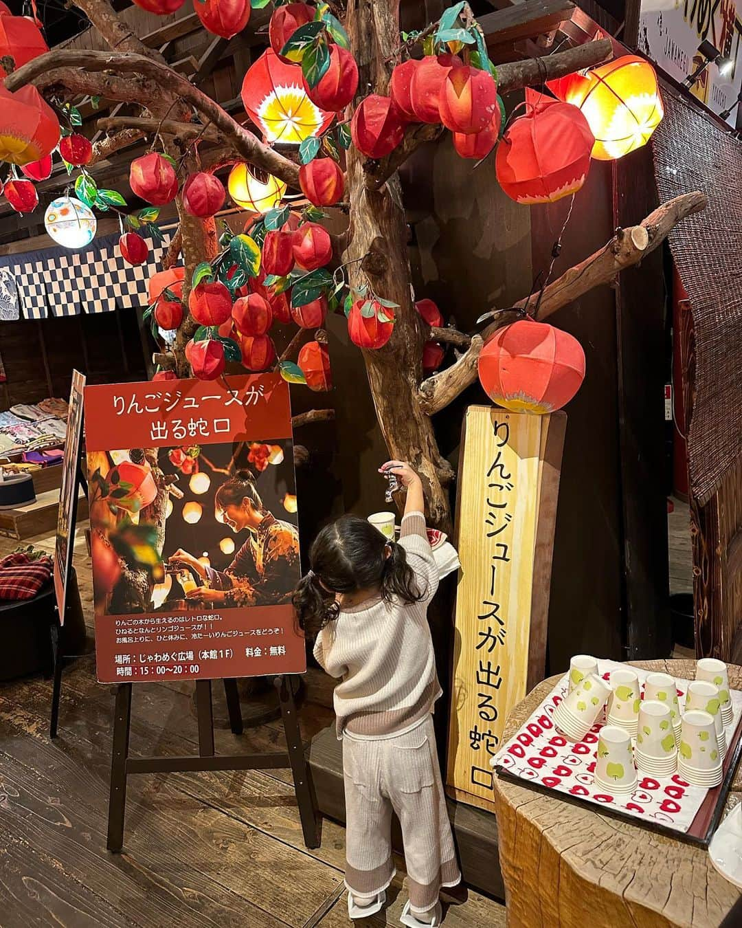 二瓶藍菜さんのインスタグラム写真 - (二瓶藍菜Instagram)「青森屋👹🪇🥁👺  ２ヶ月前の青森旅行！🚗  ２ヶ月babyも連れて🌈👶 ほぼ寝てるから逆に楽でした💤  子連れには最高に楽しめる宿🎌 外には行かず居酒屋🏮も宿にあって乾杯🍻出来ちゃうから素晴らしい👍  夜は【ねぶた祭り】の迫力あるショーまで堪能‼️👹  なれそれ食堂では目の前で焼いてくれたり揚げてくれたり美味🤤  娘が1番沼ってしまったのが 蛇口からりんごジュース🚰🍎  たのしいしおいしい♡👧🏻 何回も何回も。。。笑  ホタテ釣り🎣はなかなか釣れなく大人も本気になってしまった☞w  兎に角また行きたい観光名所の様な宿でした♡  👨‍👩‍👧‍👦ファミリーで是非🎵  #青森屋 #あおもりや星野リゾート #青森観光 #青森旅行　#子連れ旅行 #２歳児　#0歳児ママ  #姉弟」5月26日 16時35分 - aina.17