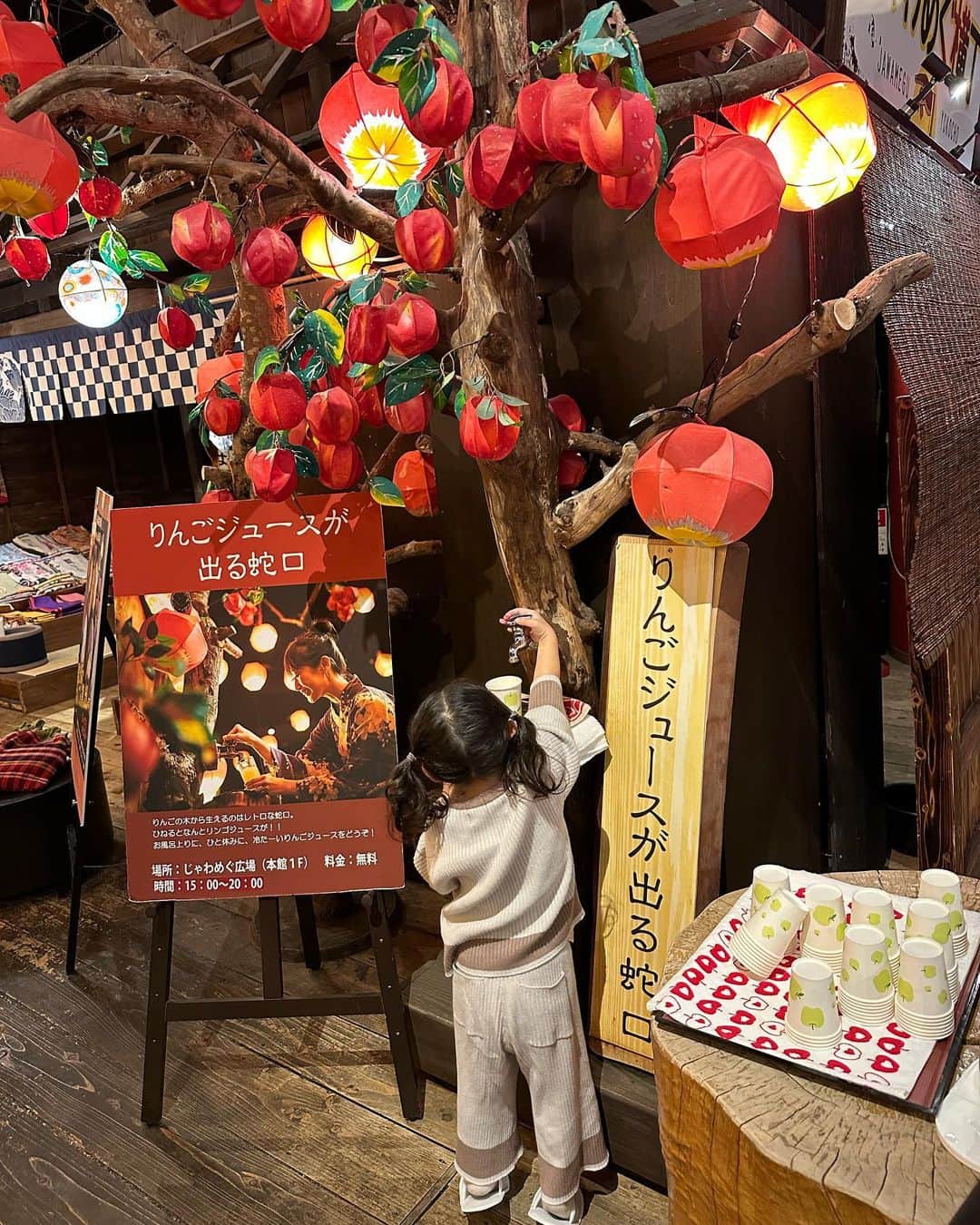 二瓶藍菜のインスタグラム：「青森屋👹🪇🥁👺  ２ヶ月前の青森旅行！🚗  ２ヶ月babyも連れて🌈👶 ほぼ寝てるから逆に楽でした💤  子連れには最高に楽しめる宿🎌 外には行かず居酒屋🏮も宿にあって乾杯🍻出来ちゃうから素晴らしい👍  夜は【ねぶた祭り】の迫力あるショーまで堪能‼️👹  なれそれ食堂では目の前で焼いてくれたり揚げてくれたり美味🤤  娘が1番沼ってしまったのが 蛇口からりんごジュース🚰🍎  たのしいしおいしい♡👧🏻 何回も何回も。。。笑  ホタテ釣り🎣はなかなか釣れなく大人も本気になってしまった☞w  兎に角また行きたい観光名所の様な宿でした♡  👨‍👩‍👧‍👦ファミリーで是非🎵  #青森屋 #あおもりや星野リゾート #青森観光 #青森旅行　#子連れ旅行 #２歳児　#0歳児ママ  #姉弟」