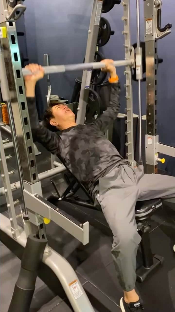 のインスタグラム：「予定を決めてちゃんとトレーニングに行く事にしてる🏋🏻 でなきゃ今日は行かなくてもいいかなってならない？ 最近気になるのは、やりたくない事はやらない。 人生楽しんだ方が勝ちって考え。  そんな考え方でほんとうに良いのか？  俺はそうは思わない。 だから今がある。 ぶち当たった壁は乗り越えて来た。 だから今があると思う🫡  #theperson #ザパーソン #パーソナルトレーニング #還暦 #川崎麻世 #川﨑麻世」