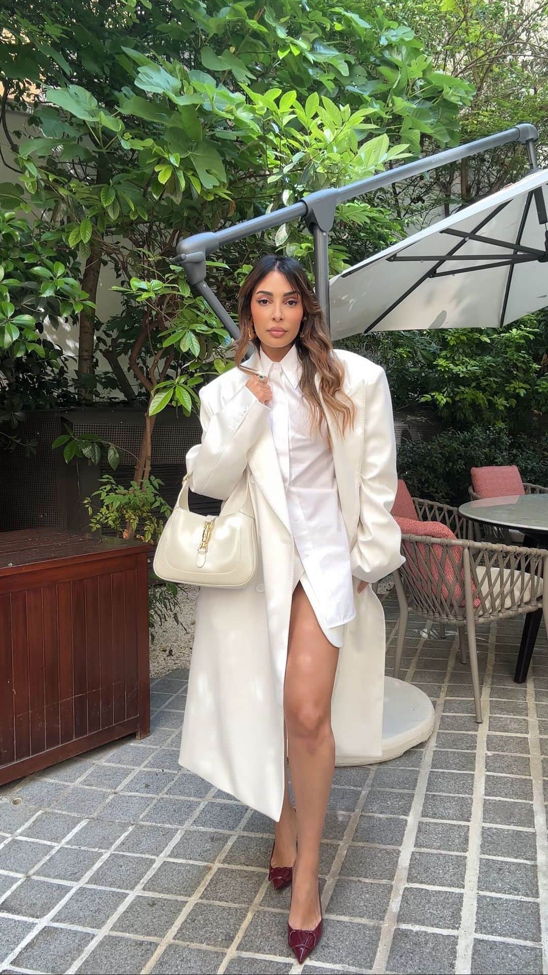 sananasのインスタグラム：「Sun’s out legs out 😊All white outfit aujourd’hui ! Ma mission ? Ne pas me tacher. Je sais que vous savez que je sais que c’est voué à l’échec 🥹 Belle journée les amis, ce soleil fait tellement de bien !   ps : Hier je vous ai posté une nouvelle vidéo sur YT « mon avis sur Guerlain 10 ans après » 😉  Veste et chemise @thefrankieshop  Jupe @coperni  Chaussures @maisonvalentino  Sac Jackie 1961 @gucci  Boucles d’oreilles @khaite_ny  #Allwhitelook  #Allwhiteoutfit #Allwhite」