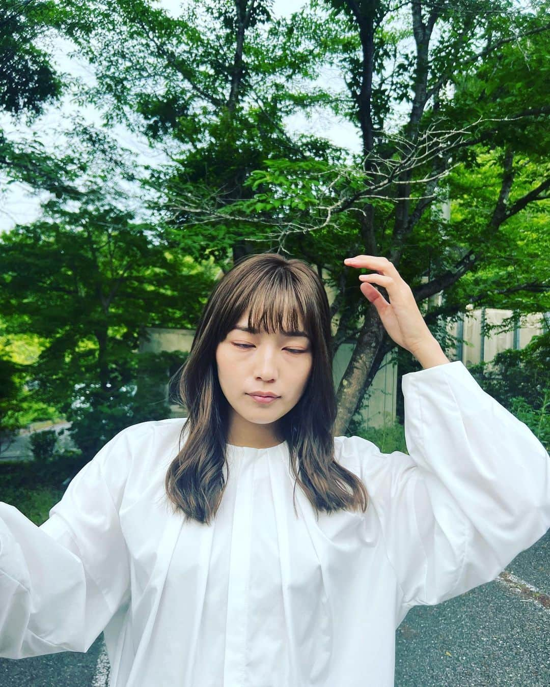 川口春奈のインスタグラム：「皆様。ドラマの撮影が始まってます。7月スタート〈ハヤブサ消防団〉に立木彩役で出演いたします。ものすごく遠い場所に通ってます🌳そしてものすごく暑くてこれから無事に溶けずにいられるのかわかりませんが全力で頑張ります。 写真はどちらもマネージャー様が撮ってくれたものです。1枚目はやまむー。2枚目は彼の上司です。彼らには写真のテクニックが必要です。  さ、暑さに負けずに頑張りましょう。ゆるくゆるく。」