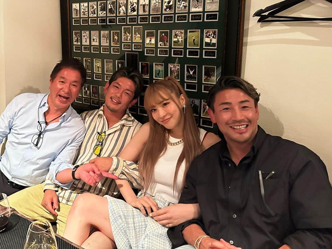 皇治さんのインスタグラム写真 - (皇治Instagram)「魔裟斗さんと内山兄貴と。  楽しいて調子こきすぎた。  謎の美女とも♪  カラオケうまくなりたい年頃。  誰が教えて。  #魔裟斗さん #内山兄貴 #謎の美女 #いつもありがとうございます #カラオケ女の子の前で一回しか歌った事ない」5月26日 16時54分 - 1_kouzi