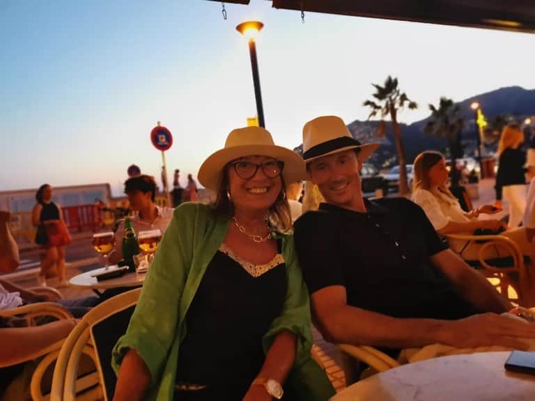 ロベルト・レヴァンドフスキのインスタグラム：「Mama, Mom, Mommy, Mother, Superwoman!  Happy Mother's Day to all the moms out there!🌷  Mom, your love and guidance have made me who I am today.💜 Dziekuję za wszystko Mamo.  Happy Mother’s Day to my beautiful wife @annalewandowska  Our family is my greatest joy. You are the most amazing Mother to our daughters💜 Thank you.」