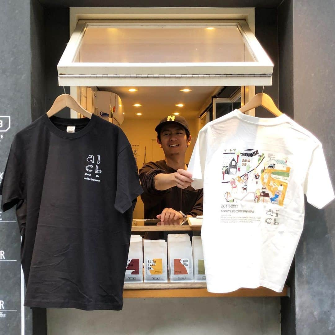 ABOUT LIFE COFFEE BREWERSさんのインスタグラム写真 - (ABOUT LIFE COFFEE BREWERSInstagram)「【ABOUT LIFE COFFEE BREWERS 道玄坂】 ABOUT LIFE COFFEE BREWERS Dogenzaka is 9 anniversary on 5/31. We made 9 anniversary’s Tshirts collaborated @convenienceyoung !!! Artist @convenienceyoung inspired by specialty coffee culture and photography of Rwanda we always visit. It’s super matches specialty coffee culture and street wear. We choose organic cotton 100% body. You will get new one via ONIBUS COFFEE ONLINESHOP on 5/31. Don’t miss it!!!  5/31を持ってABOUT LIFE COFFEE BREWERS道玄坂は9周年を迎えます！ 今年もアーティストとコラボレーションしたアニバーサリーTシャツを制作しました！ 今回制作してくれたのは、 @convenienceyoung さん。 クレヨンをメインとしたイラストレーションを主軸に、自作した陶器に描いたり、コラージュ作品も制作しており、多岐に渡る作風で飽きさせません。クレヨンの味によるほんわかとした雰囲気と色彩感覚はこれからも楽しみな若手の作家さんです。 作家本人の感じたスペシャルティコーヒーカルチャーと、ONIBUS COFFEEが毎年訪れているアフリカのルワンダの写真たちからインスピレーションを受けてデザインが制作されました。 素材もオーガニックコットン100%のものを選び、着心地の良さも◎。 5/31よりABOUT LIFE COFFEE BREWERS道玄坂店、オンラインショップでもご購入頂けます！  6/9-6/18の期間で、 @convenienceyoung さんの展示も開催予定となっていますので、是非そちらもお楽しみに！  🚴dogenzaka shop 9:00-18:00(weekday) 11:00-18:00(weekend and Holiday) 🌿shibuya 1chome shop 8:00-18:00  #aboutlifecoffeebrewers #aboutlifecoffeerewersshibuya #aboutlifecoffee #onibuscoffee #onibuscoffeenakameguro #onibuscoffeejiyugaoka #onibuscoffeenasu #akitocoffee  #stylecoffee #warmthcoffee #aomacoffee #specialtycoffee #tokyocoffee #tokyocafe #shibuya #tokyo」5月26日 16時53分 - aboutlifecoffeebrewers