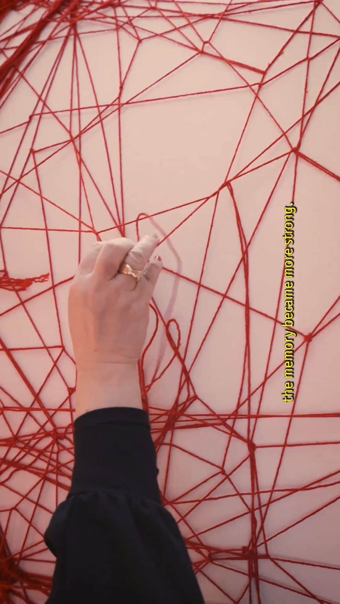 塩田千春のインスタグラム：「#repost @hammer_museum The Network by Chiharu Shiota (@chiharushiota) envelops you in a webbed wonderland that you'll witness in our newly redesigned lobby.   Over 800 lbs of meticulously strung red yarn mimic organic forms such as veins, and fractals.   In this video, the artist discusses her observations on human life and how it inspires her artwork.   Whether you're visiting Los Angeles this Memorial Day weekend or you're a local Angeleno, you don't want to miss this immersive, one-of a kind experience!   👯‍♀️ Share this video with your squad and come experience this together! 📸  Hammer Projects: Chiharu Shiota is organized by curator Erin Christovale (@erinzulie), with curatorial assistant Nika Chilewich (@nikaschil).」