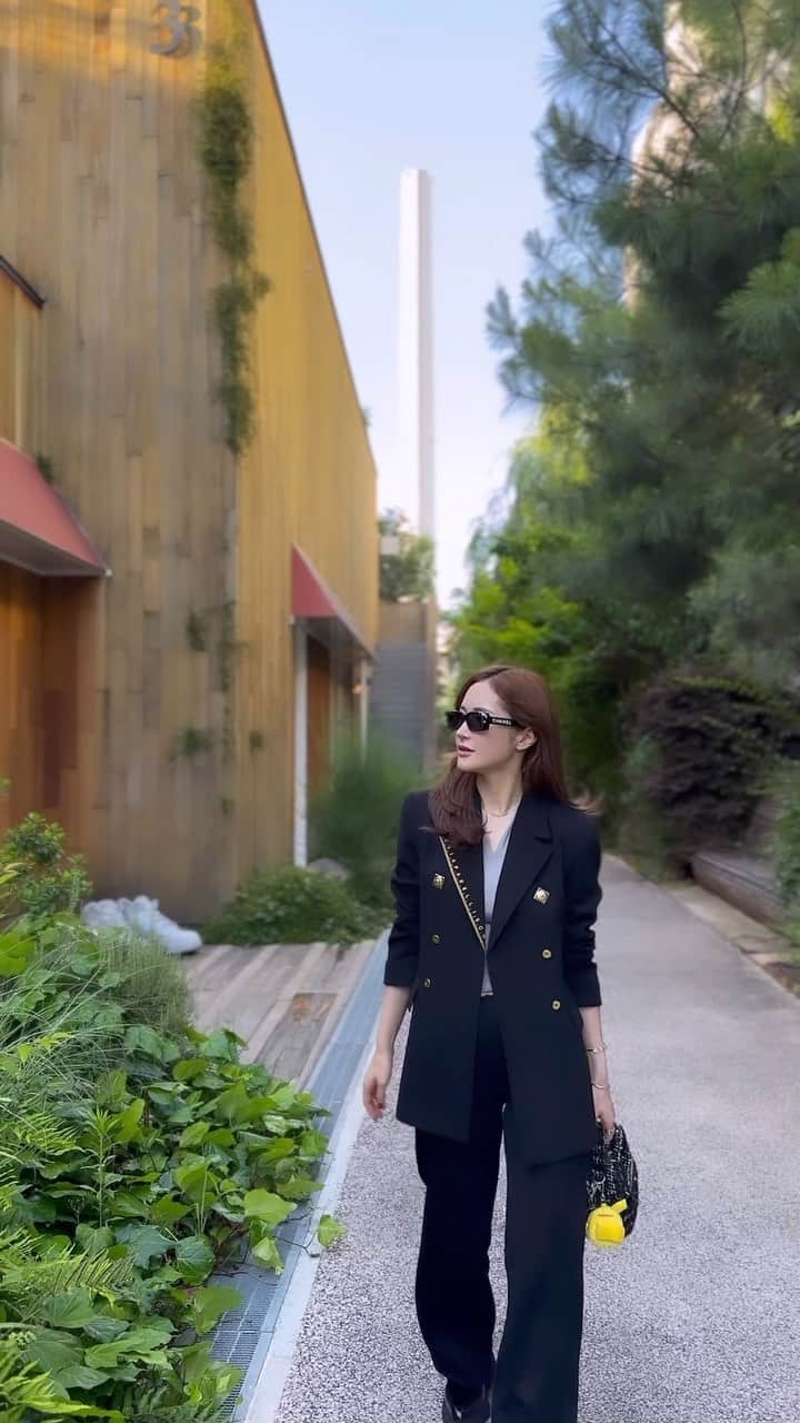 fukishaljのインスタグラム：「Walking day 🐈  最近はなるべく歩くように心がけて過ごしています🐈 普段歩かない道を通ると新しいお店や気になるところが発見出来たりしてたのしい😊  今日は金曜なので気づきの扉🚪放送日 TVerでも１週間ご覧いただけるので是非ご覧ください🤍  Happy Friday🤍」