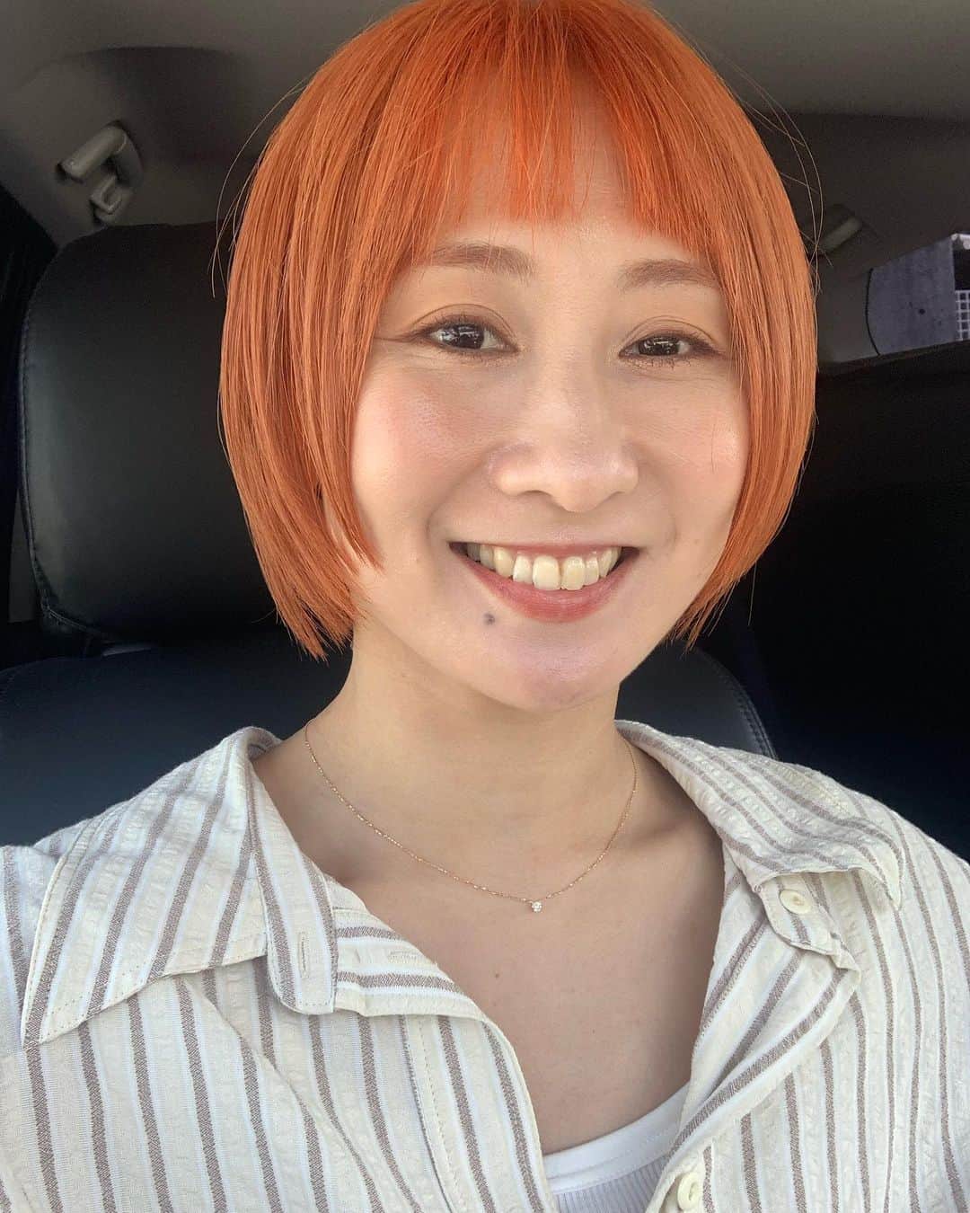 糸数美樹のインスタグラム：「かみきりました✂︎ 今度はオレンジ🍊  3枚目ビフォーなんだけど これはこれで好きではあったな🤔」