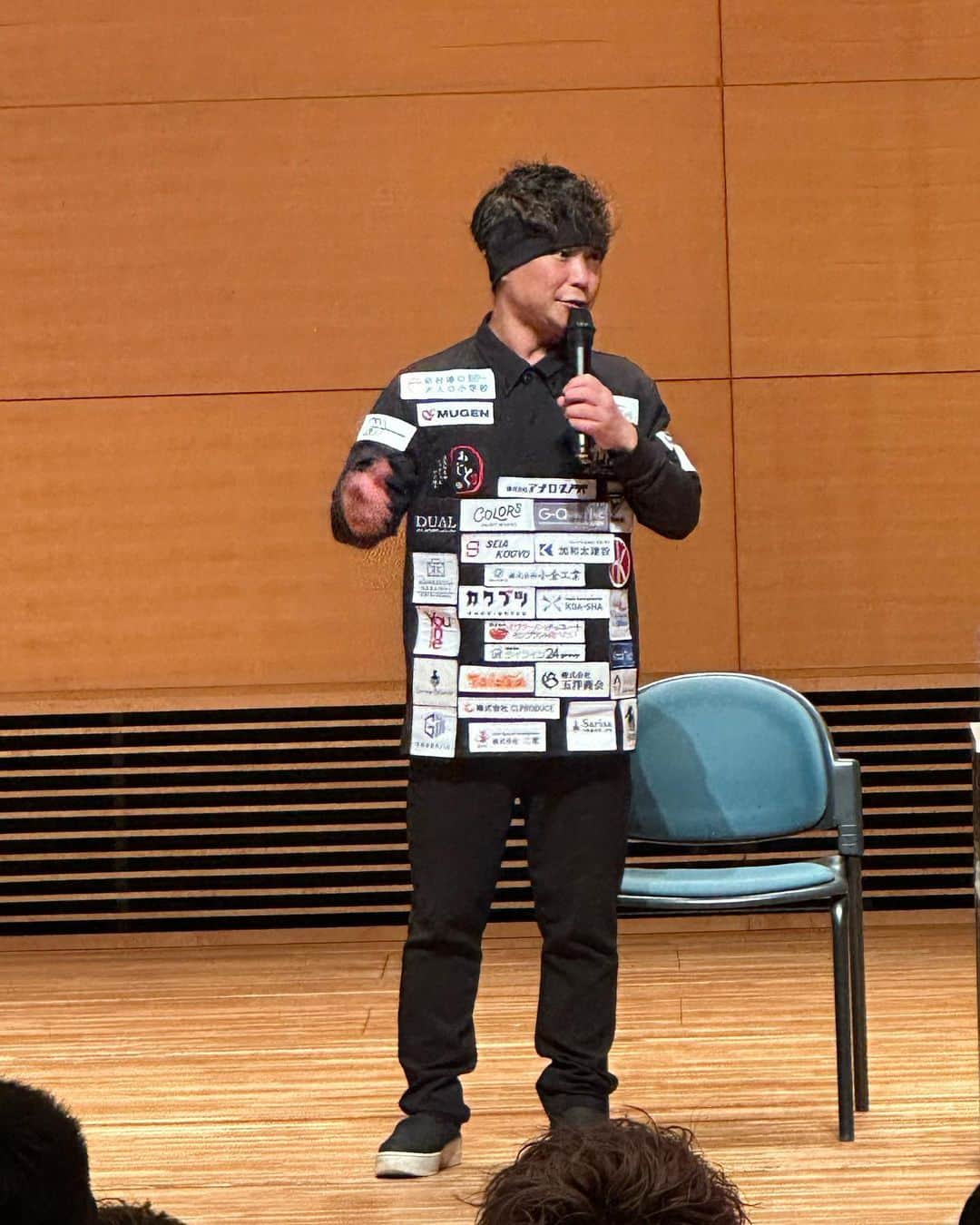 のインスタグラム：「美容室さんの経営者や、飲食店さんの経営者が集まられる会で90分セミナーをやらせて頂きました。  2017年芸人時代に呼んでいただき、6年たってまたお呼びいただきました。  年齢 話すトークテーマ 職業  は変わりました笑  こうしてまた、呼んでいただき、今自分が動いていることを目にしていただきたして感謝致します。  ありがとうございました。  未来は変えられる  と、信じて頑張っていきます。  #講演会 #セミナー #どん底から這い上がる力 #ピカピカ #清掃 #ビジネス #経営者 #社長」